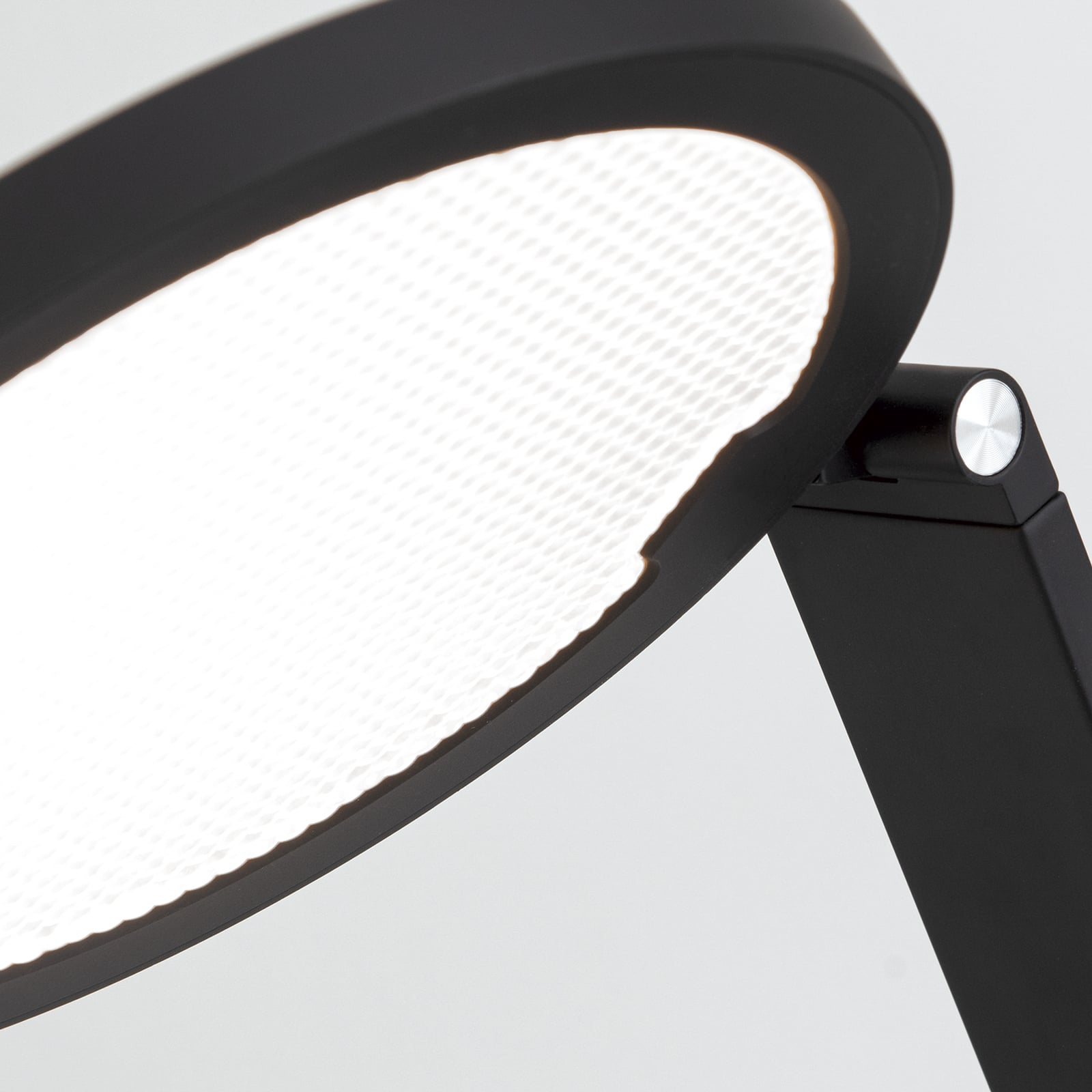 Detalj av aluminiumsmateriale på LED gulvlampe Fati svart