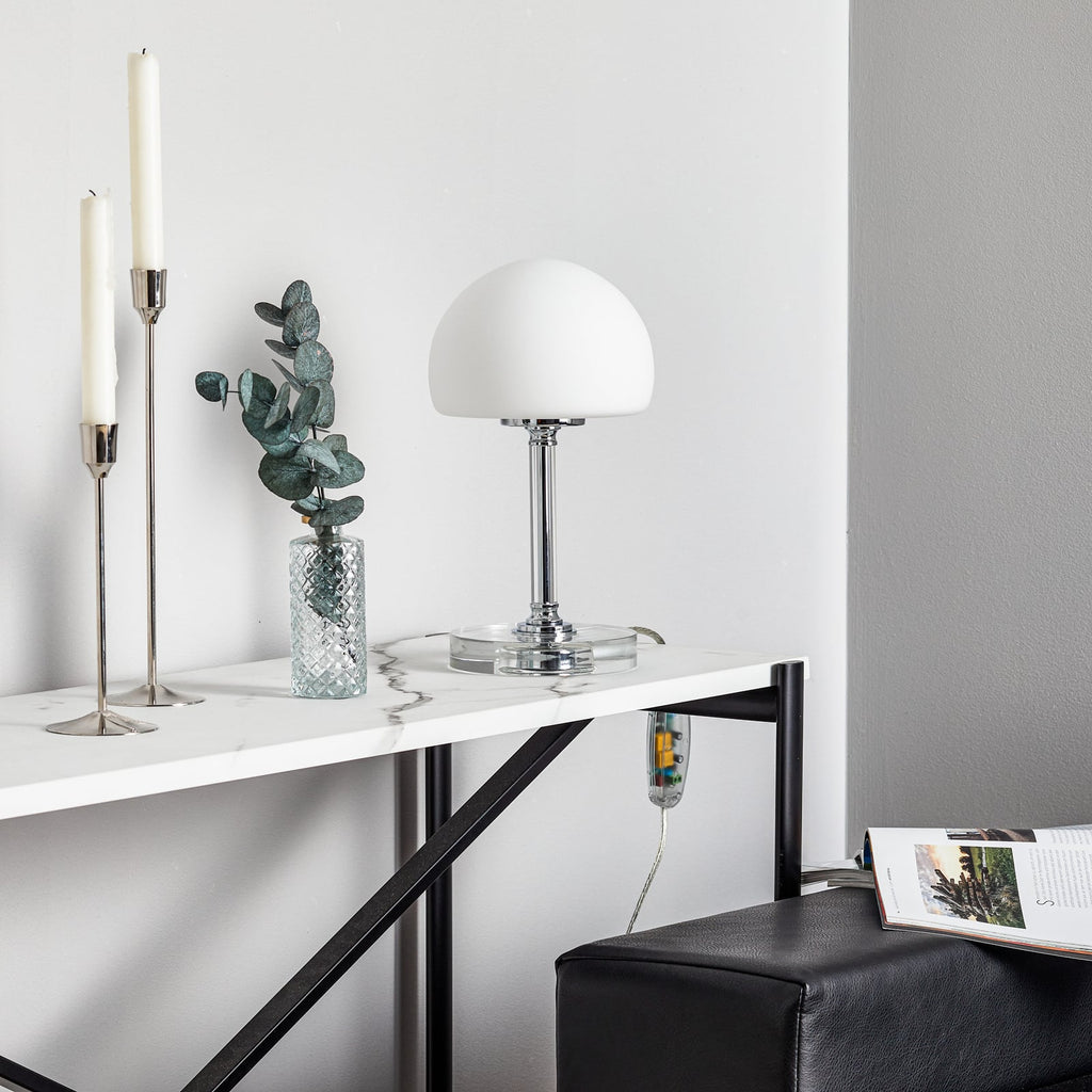 Detalj av LED bordlampe Ancilla dimbar krom glass hvit