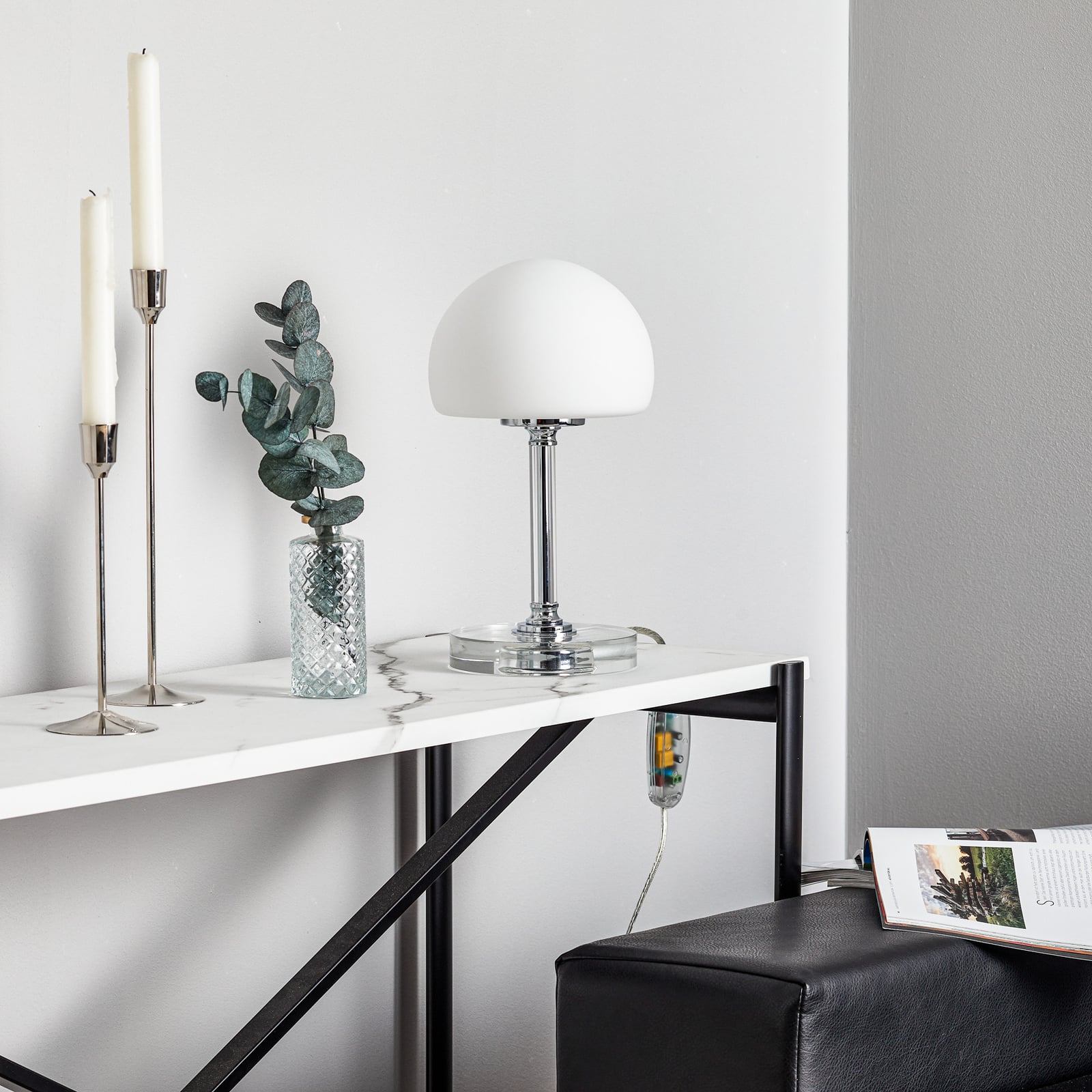 Detalj av LED bordlampe Ancilla dimbar krom glass hvit