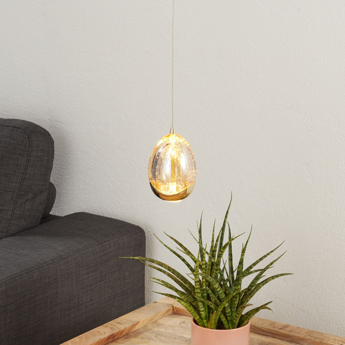 Detalj av oval LED pendellampe Rocio i gull amber