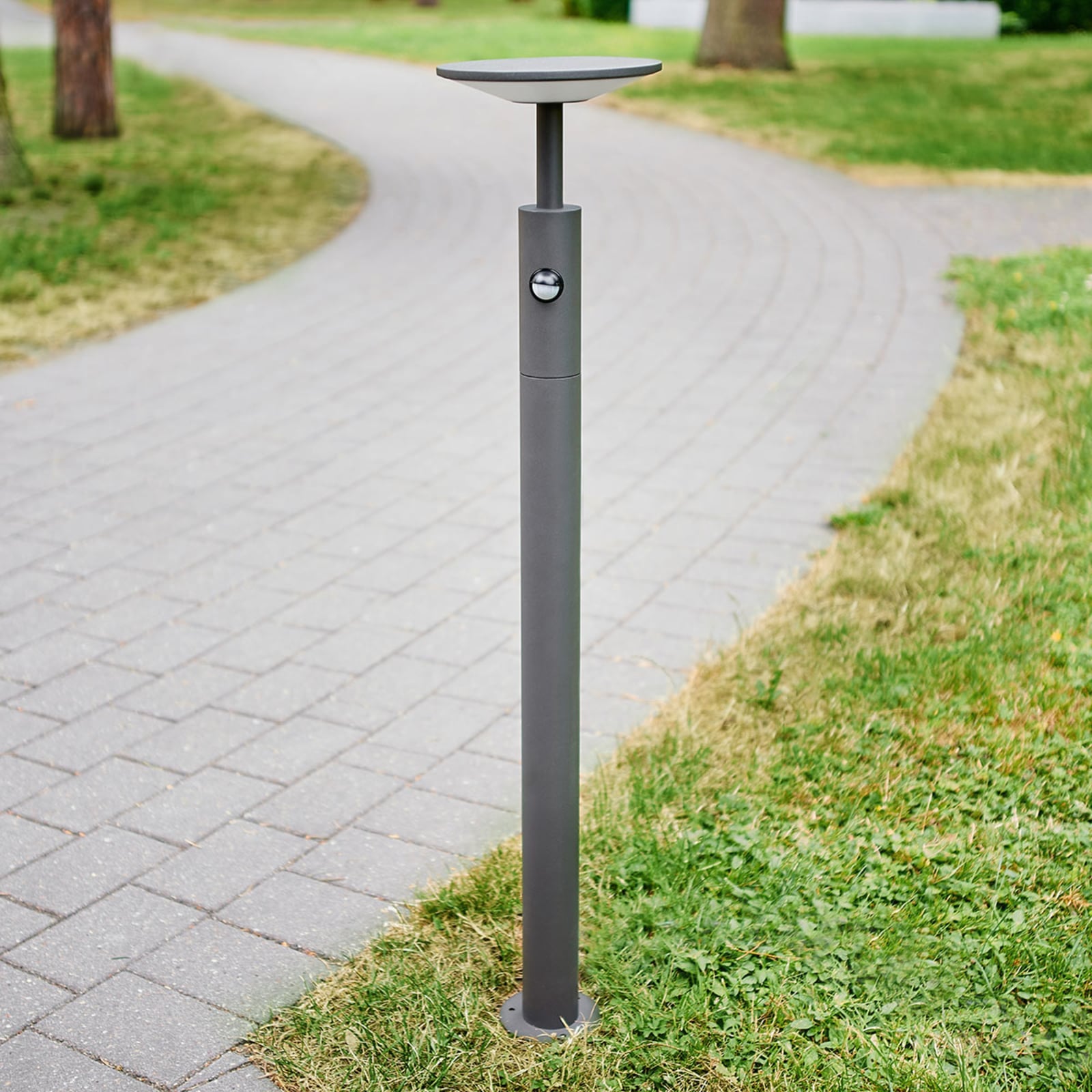 Detalj av LED sti-lampe Fenia med bevegelsessensor
