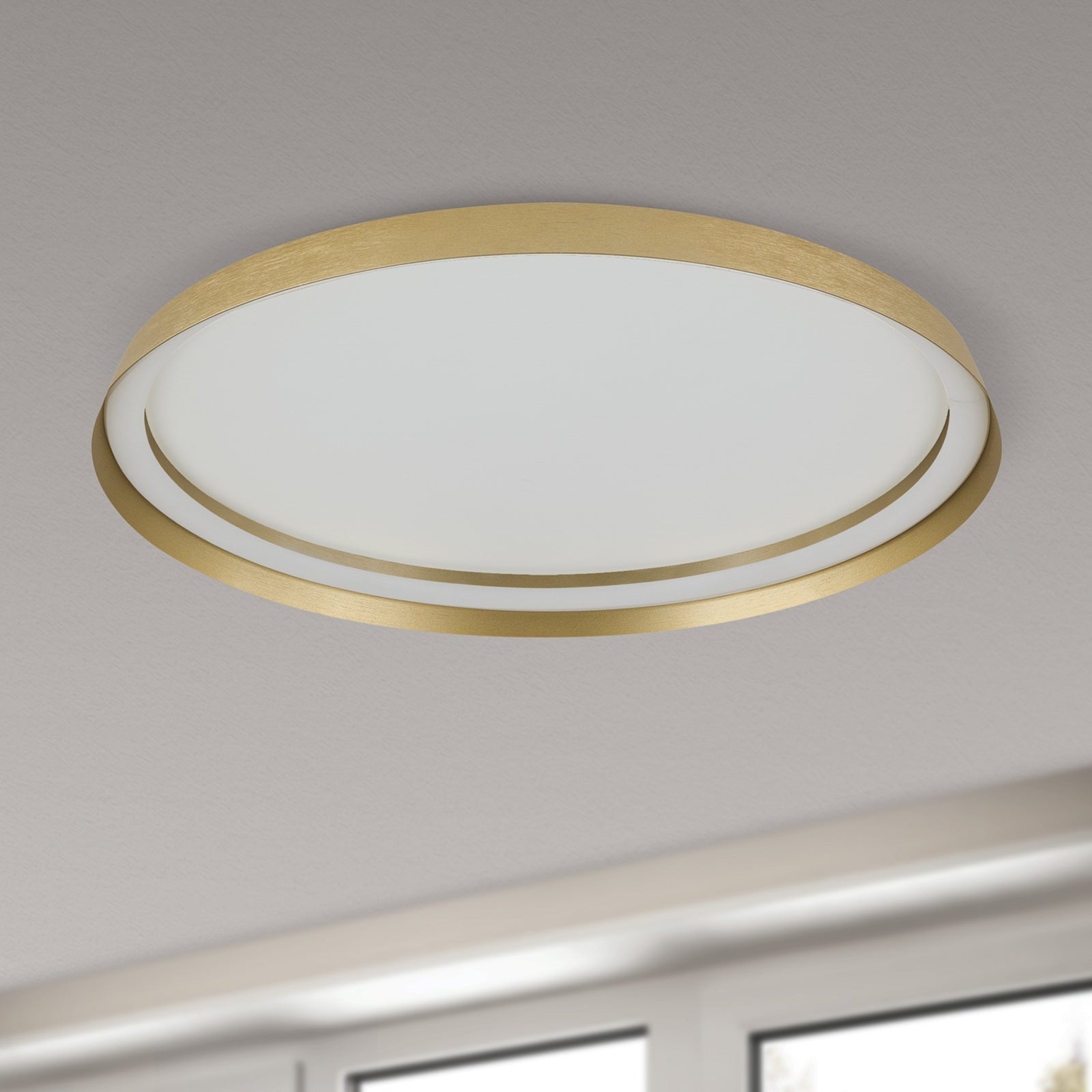 Detalj av LED taklampe Manta aluminium gull CCT dimbar Ø60 cm