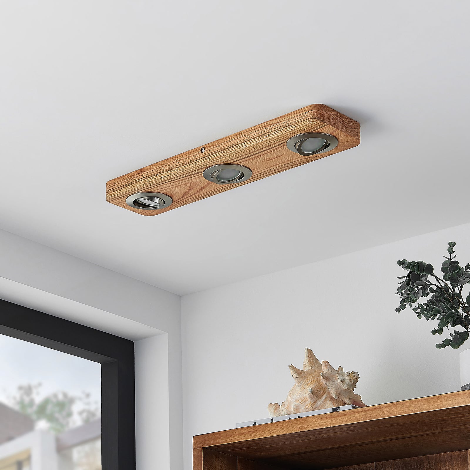 Detalj av LED takspot Mikari 3-lys svingbar eik/nikkel
