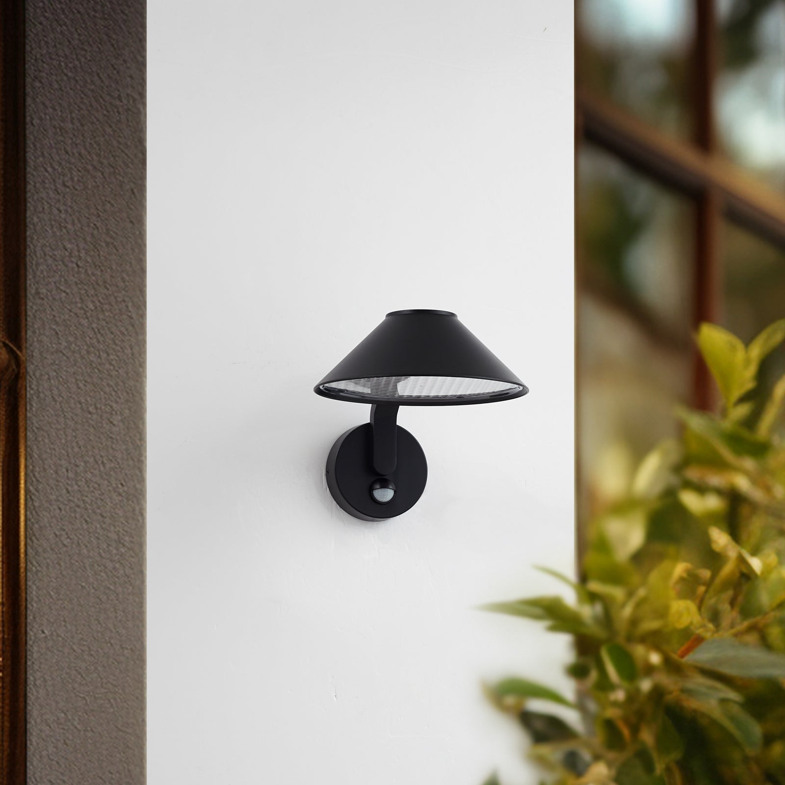 Detalj av LED utevegglampe Capelo med bevegelsessensor svart
