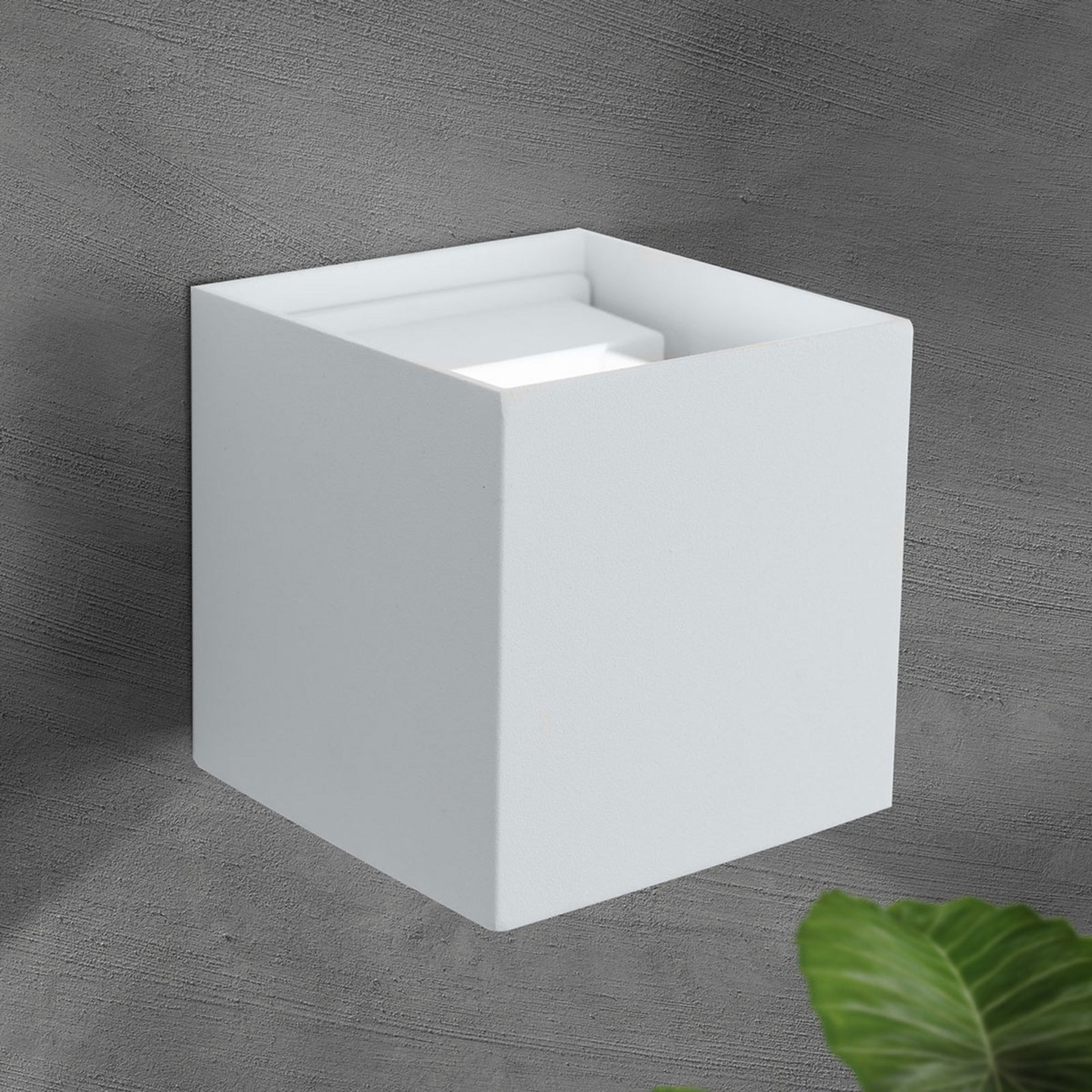 Detalj av LED utevegglampe Cube hvit opp og ned 10 cm IP54