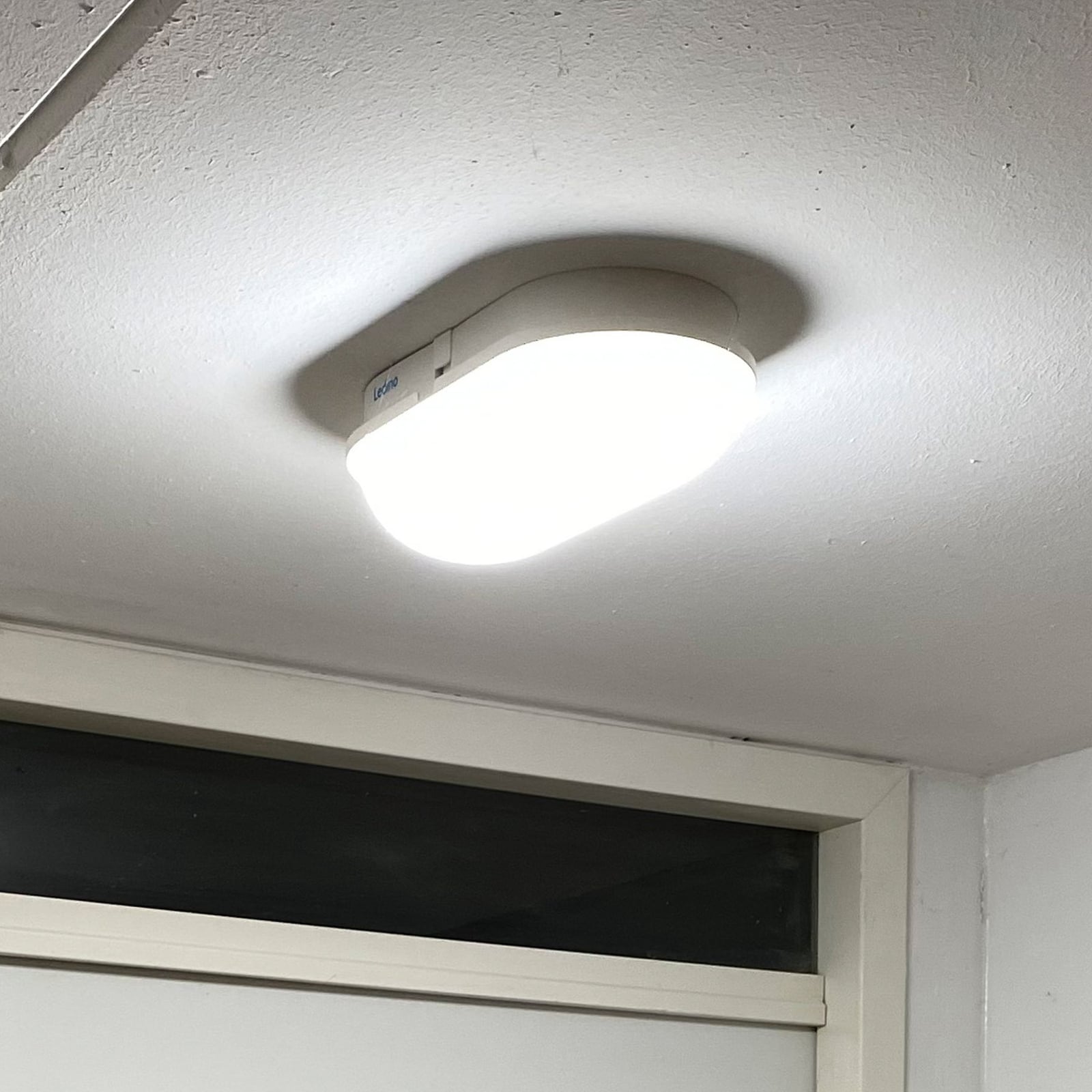 Detalj av LED utevegglampe Schwabing XXL oval hvit
