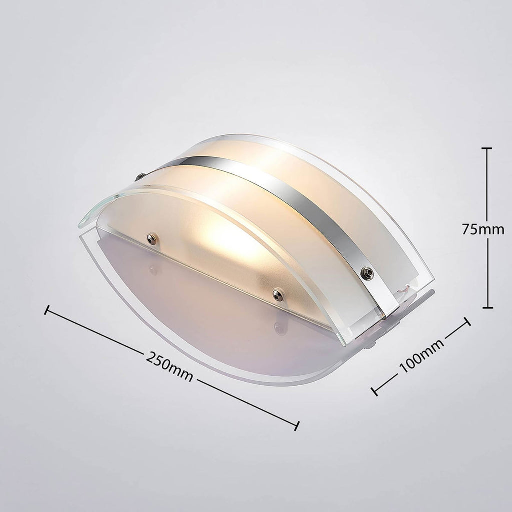 Detalj av LED vegglampe Zinka hvit glass og krom