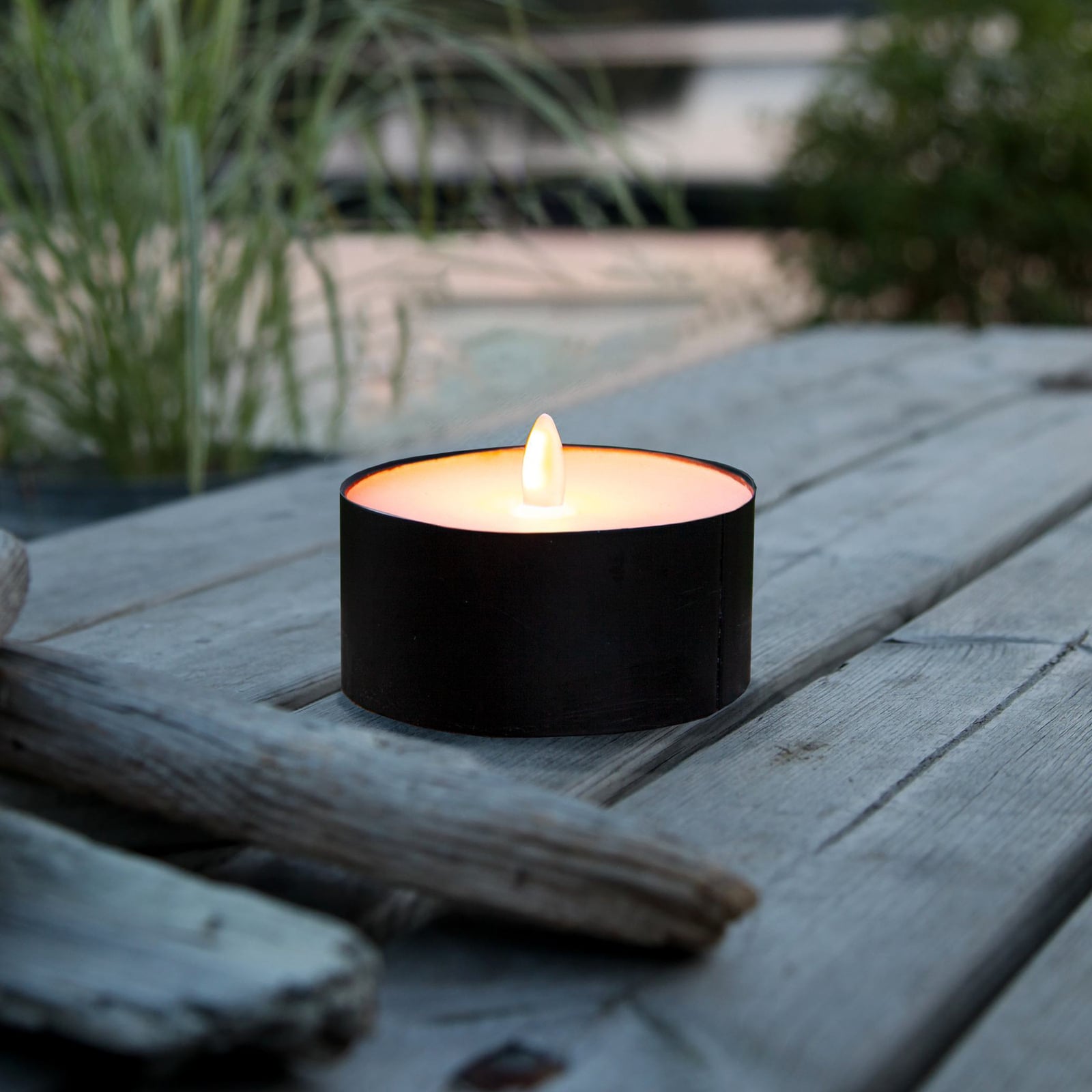 Detaljbilde av LED-kubbelys Torch Candle med svart metallramme