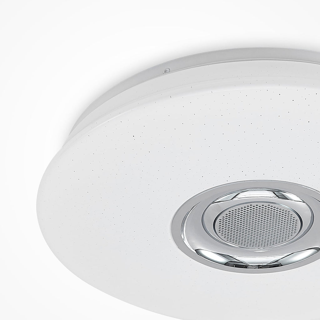 Nærbilde av fjernkontroll til LED taklampe Elpida RGB