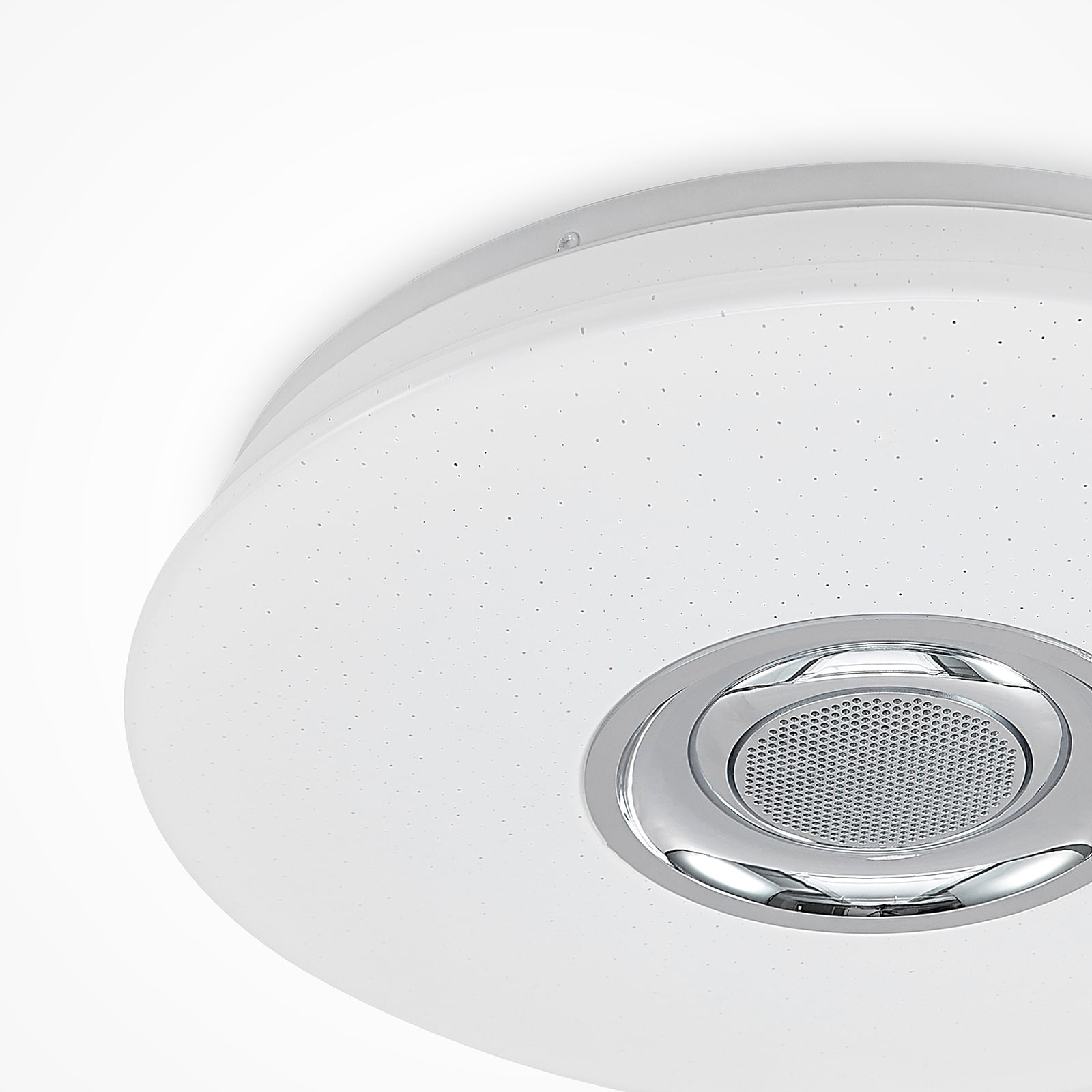 Nærbilde av fjernkontroll til LED taklampe Elpida RGB