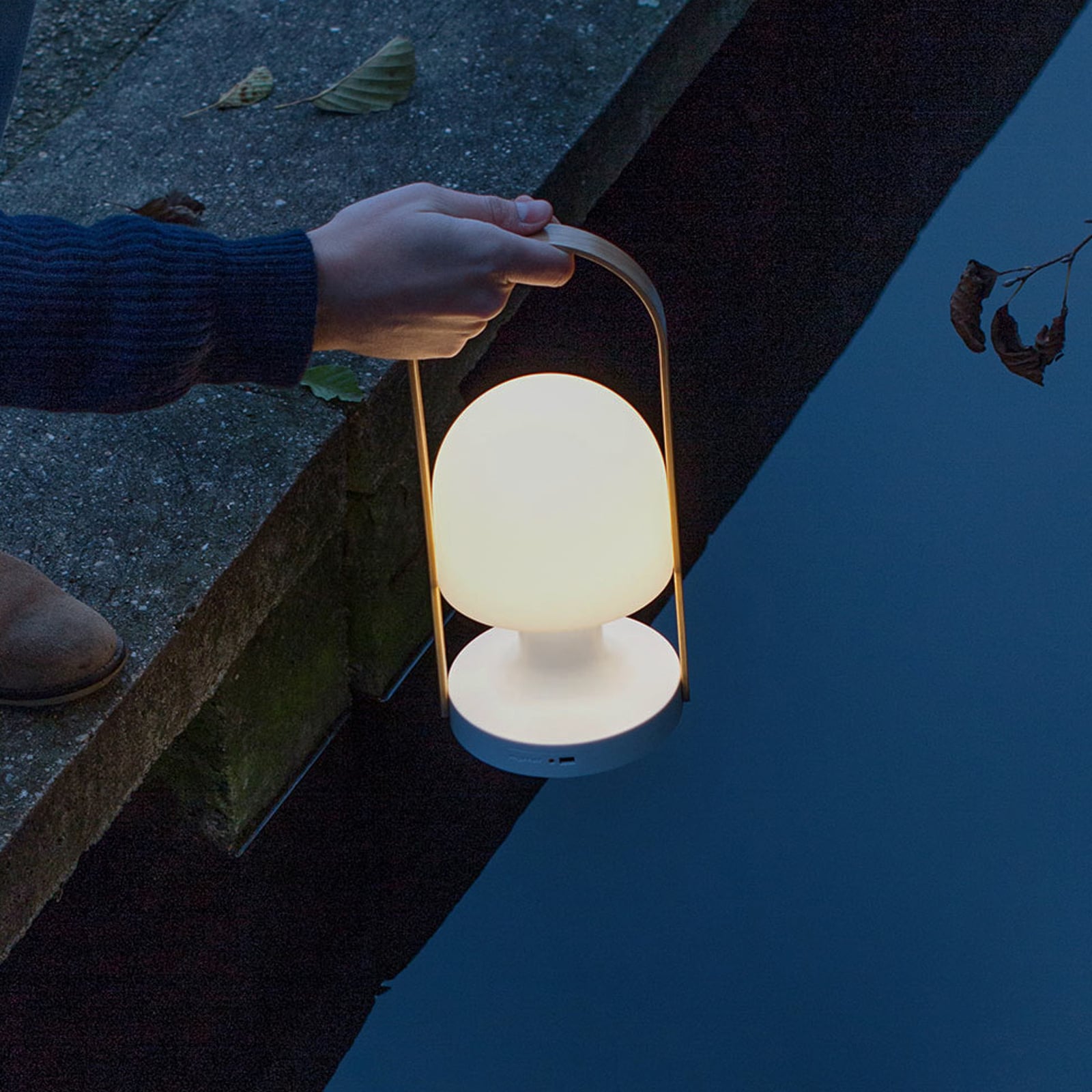 FollowMe oppladbar LED bordlampe svingbar 29 cm - MARSET montert på bord