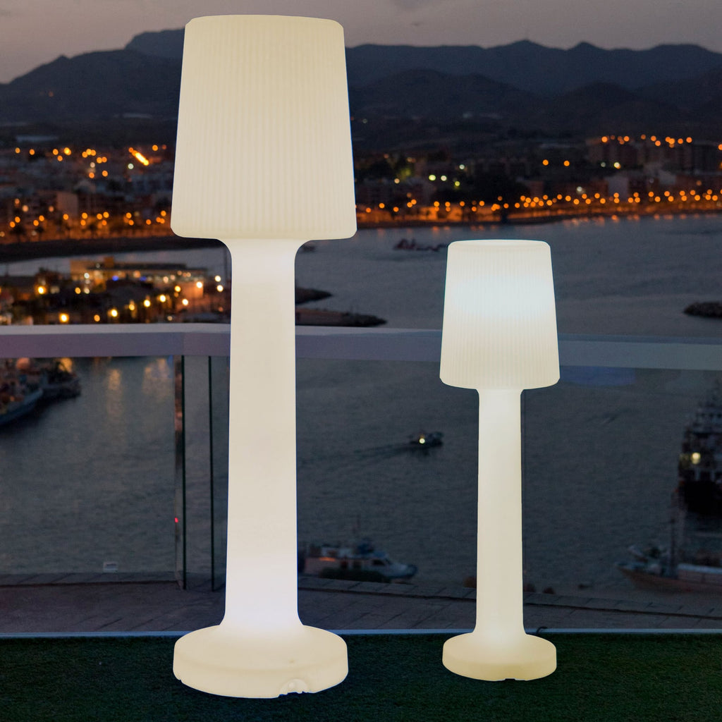 Gulvlampe Carmen hvit rillet skjerm Ø31 cm bakside