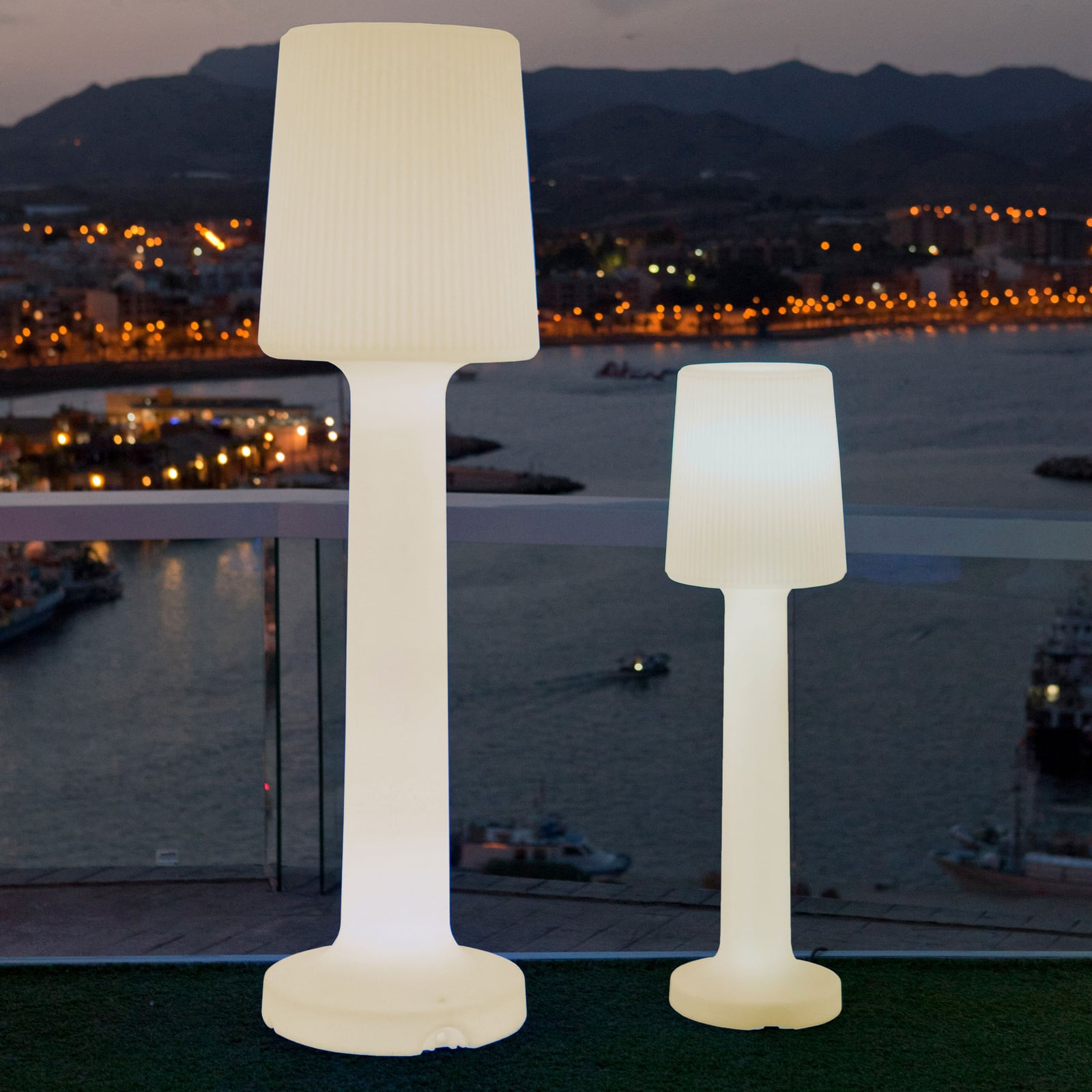 Gulvlampe Carmen hvit rillet skjerm Ø31 cm bakside