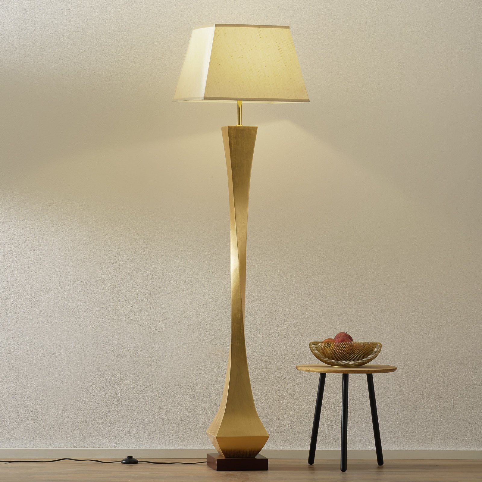 Gulvlampe Deco silke valnøtt gull beige forfra