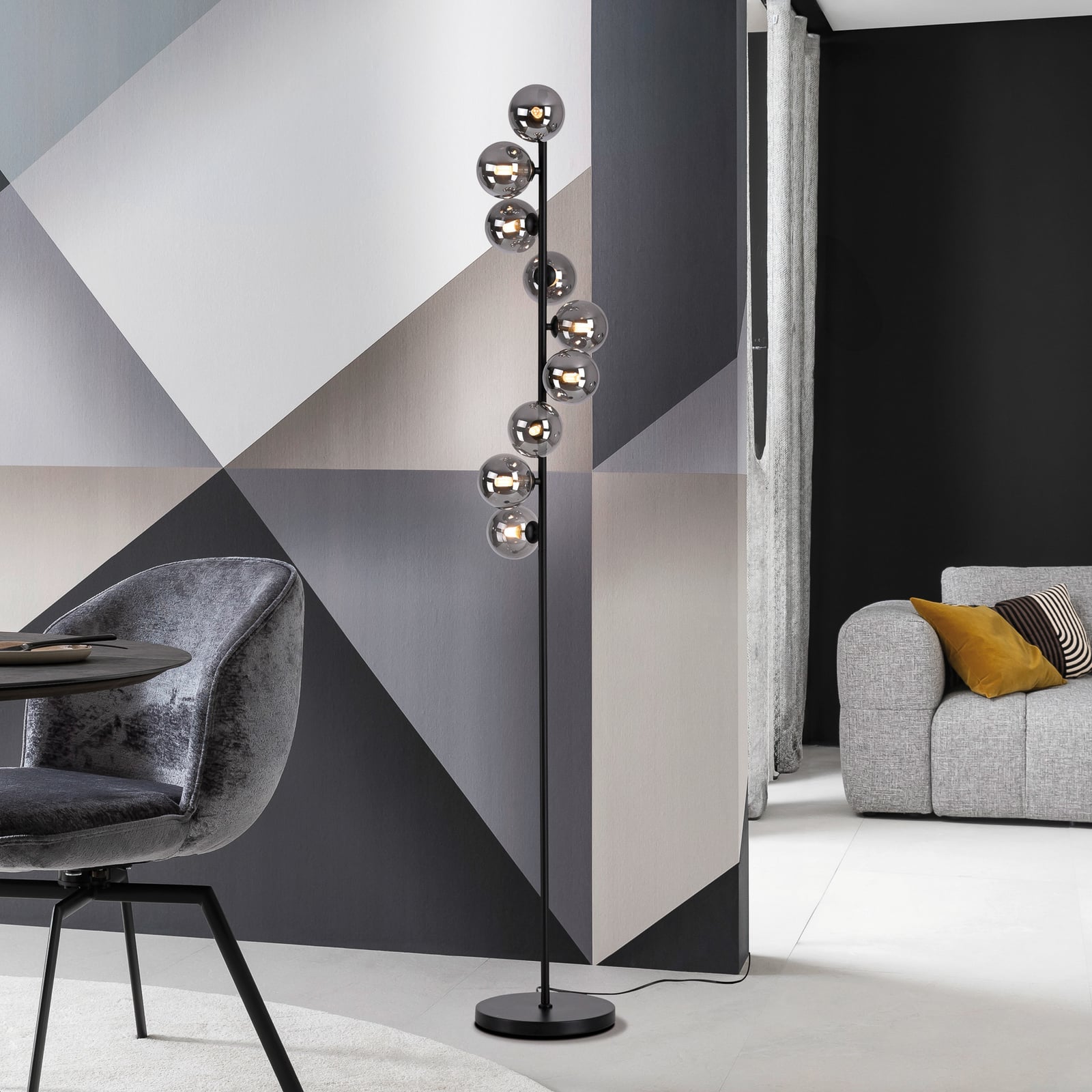 Gulvlampe Dubai 9-lys røykglass kuleform forfra