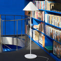 Gulvlampe Keglen dim-to-warm aluminium hvit Ø40 cm forfra