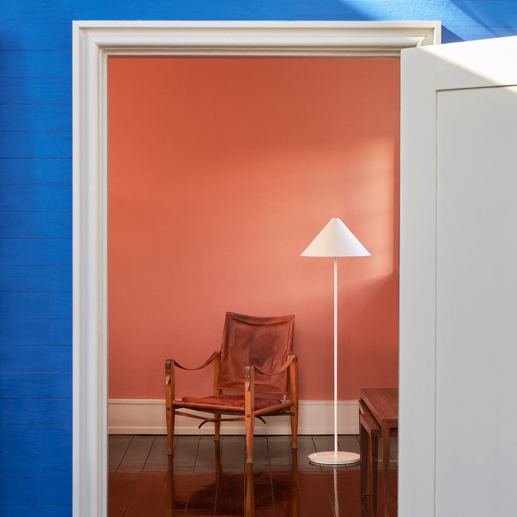 Detalj av dimmer og konisk skjerm på Gulvlampe Keglen hvit aluminium dimbar