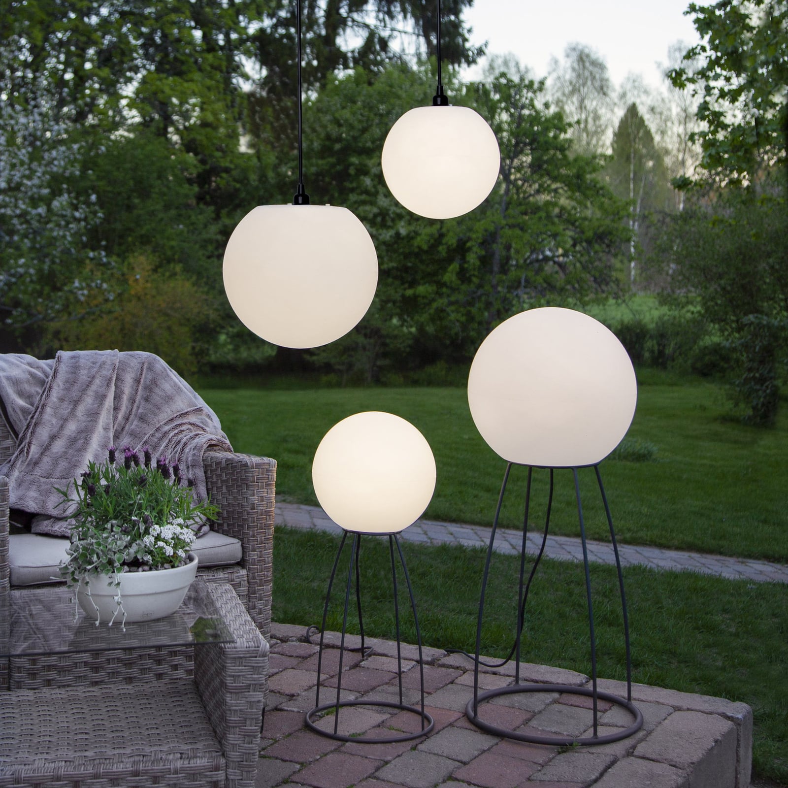 Montert Gulvlampe Mallorca kuleformet svart/hvit IP65 95 cm i rom