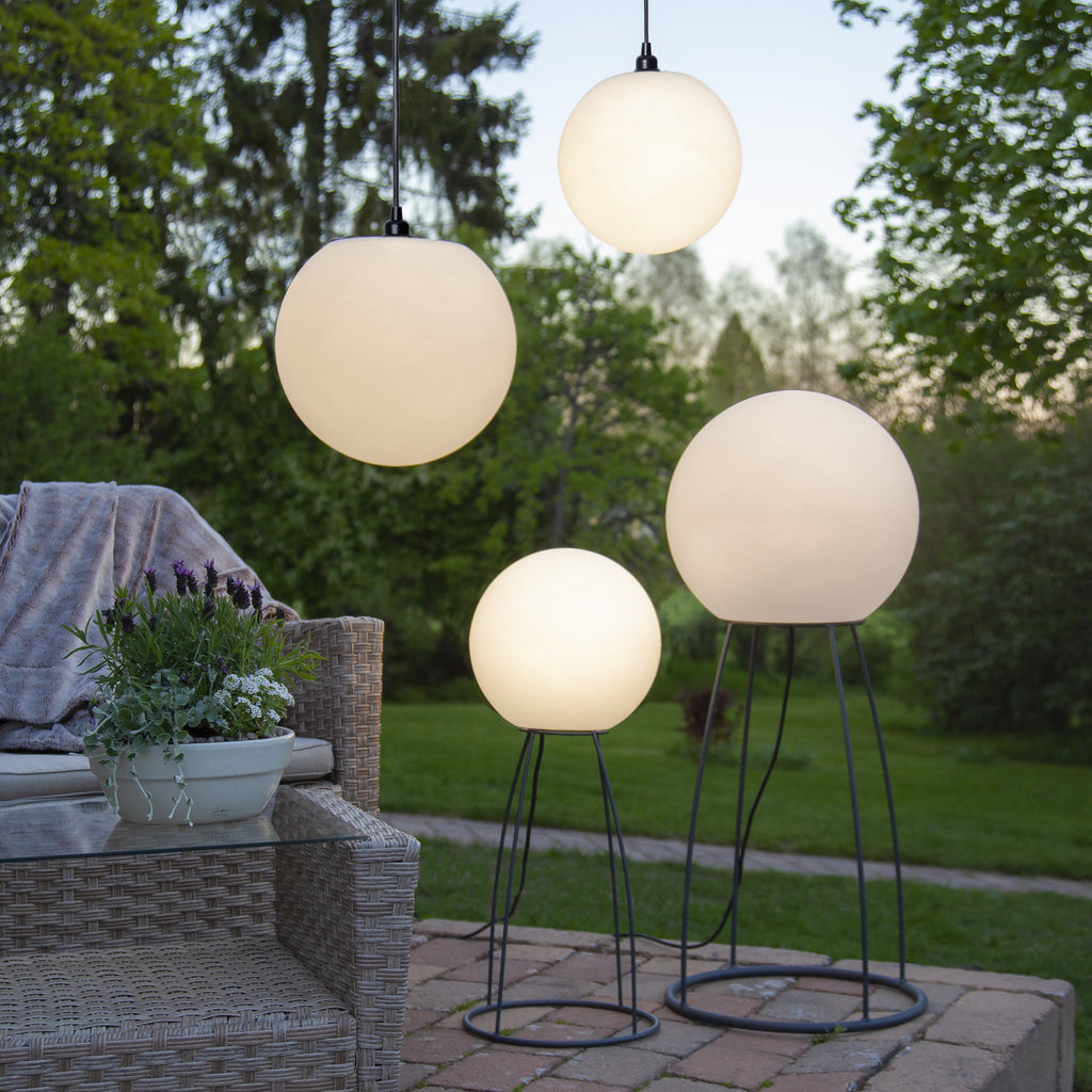 Nærbilde av lampeskjerm på Gulvlampe Mallorca kuleformet svart/hvit IP65 95 cm