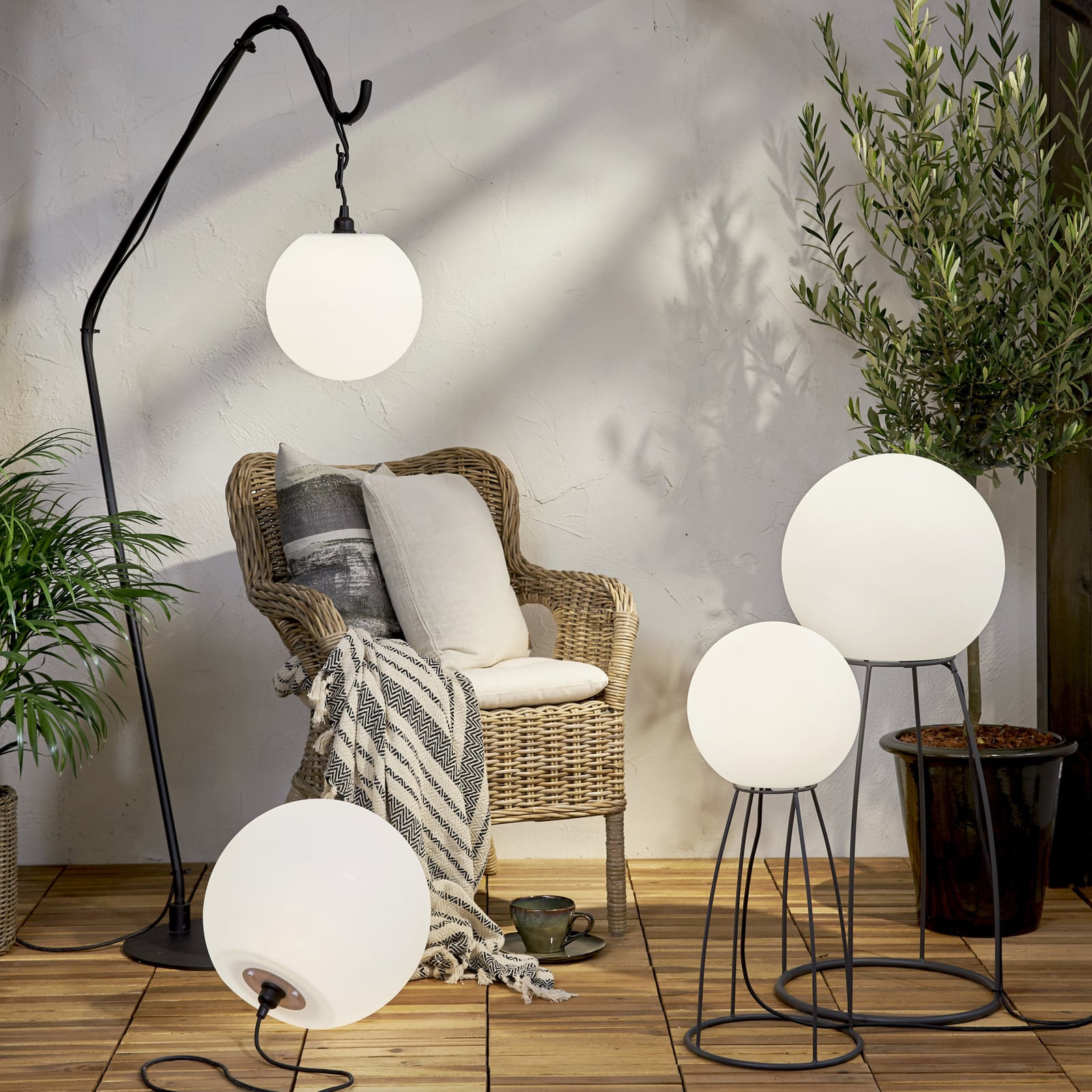 Gulvlampe Mallorca kuleformet svart/hvit IP65 95 cm med bryter