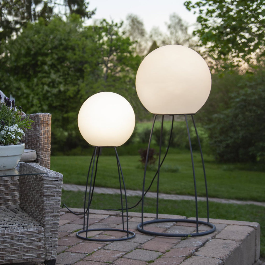 Oversikt av Gulvlampe Mallorca kuleformet svart/hvit IP65 95 cm på terrasse