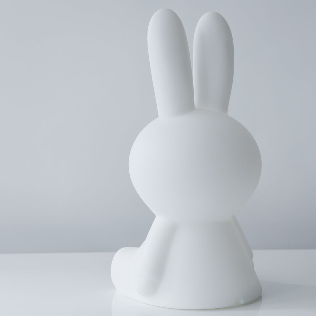 Gulvlampe Miffy High Light barnelampe dimbar hvit montert i rom