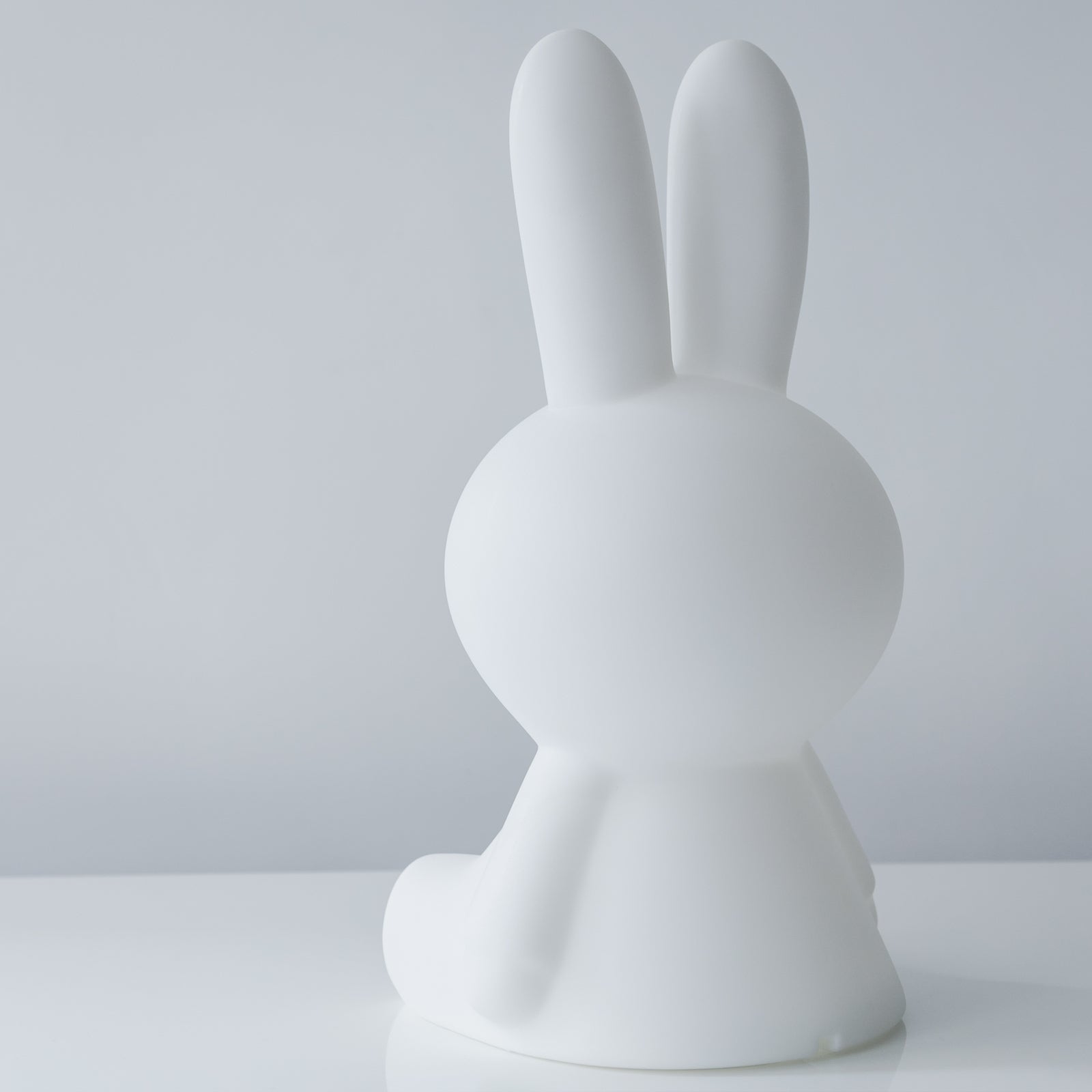 Gulvlampe Miffy High Light barnelampe dimbar hvit montert i rom
