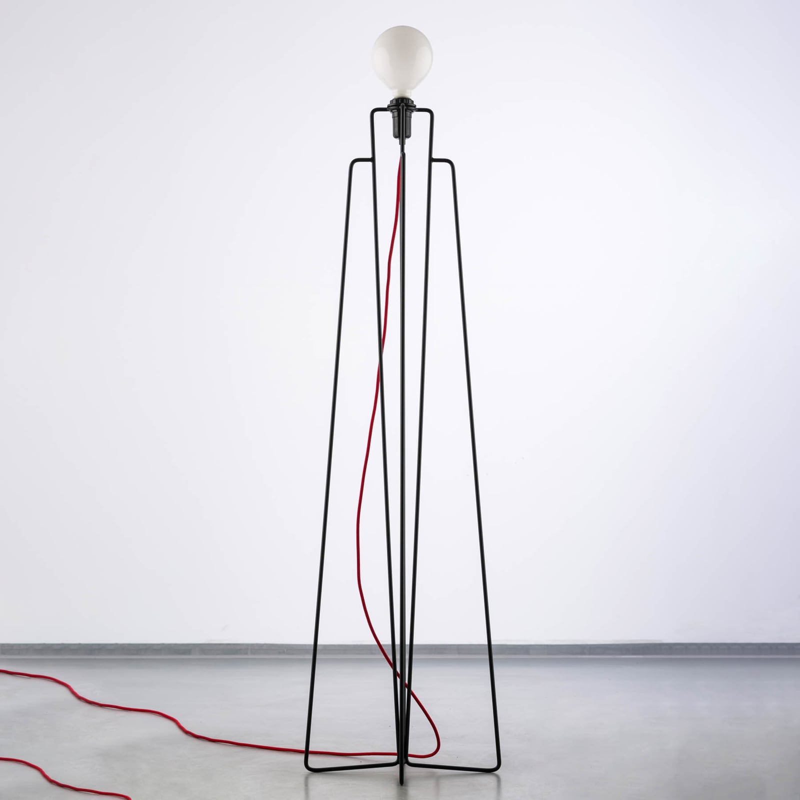 Gulvlampe Model M1 stål og opalglass svart E14 forfra