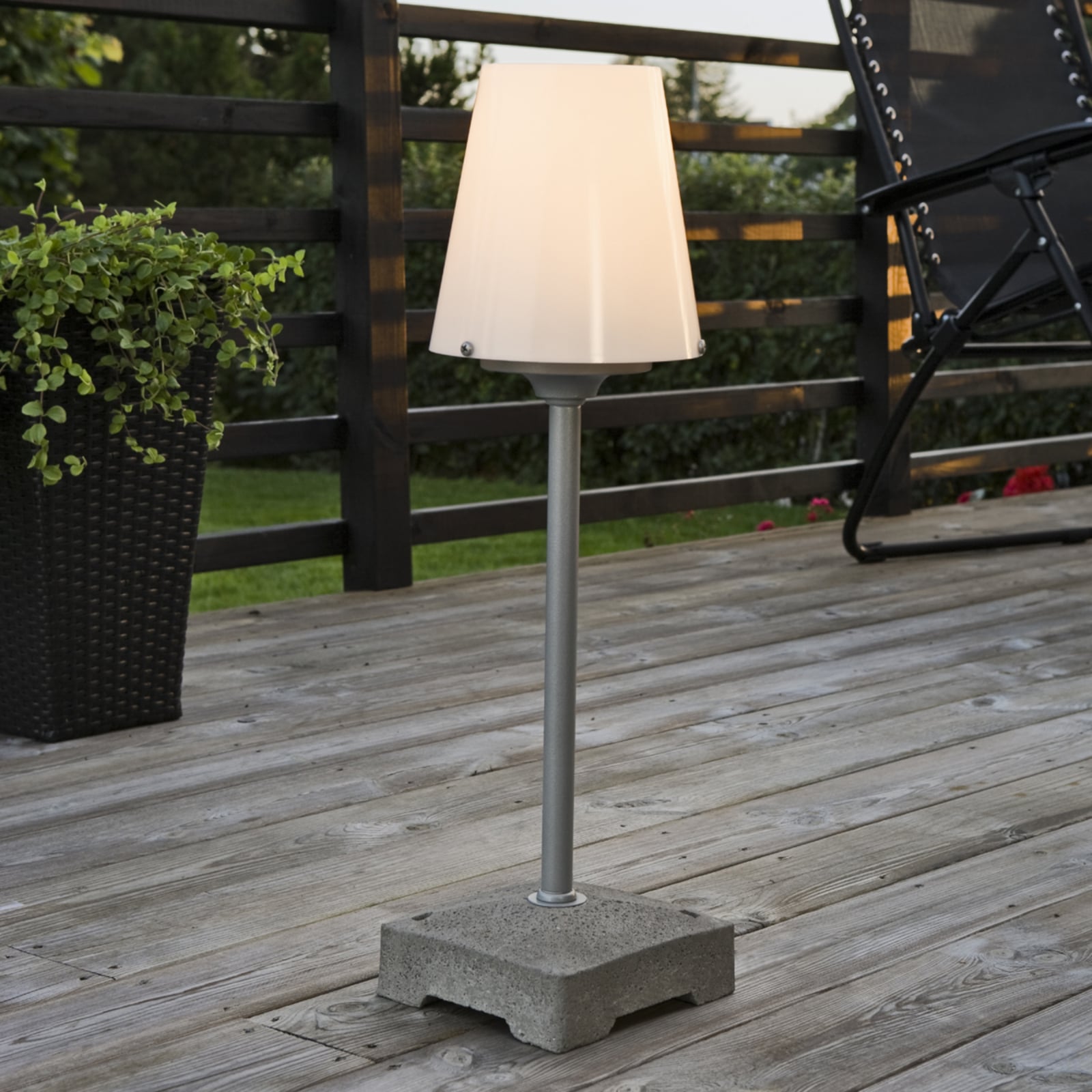 Gulvlampe New Lucca utendørs grå/hvit bakside