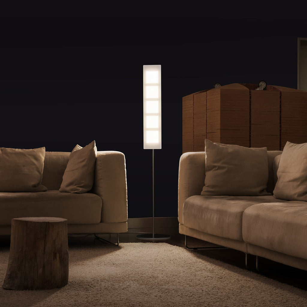 Gulvlampe OMLED One f5 med touch-dimmer i bruk