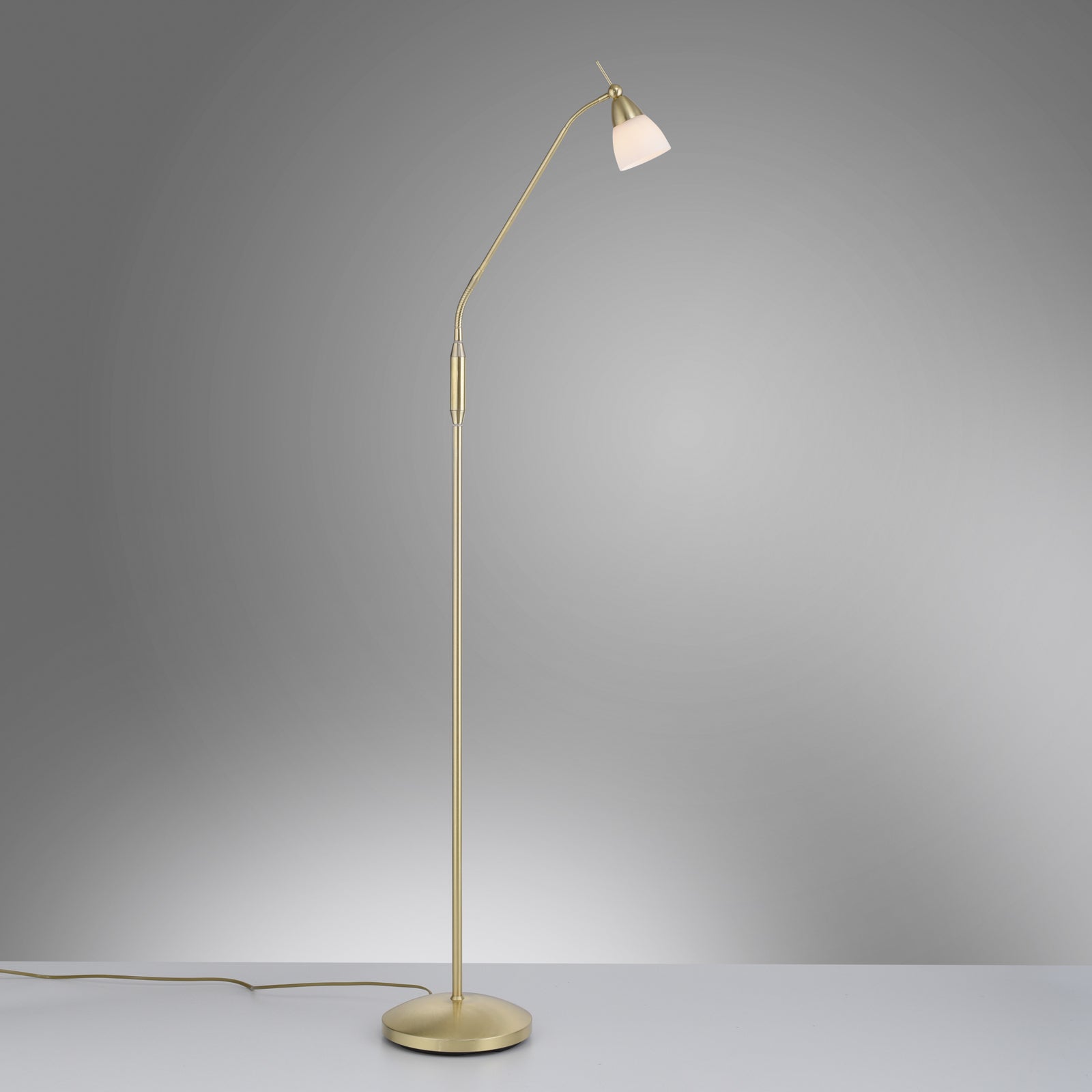 Nærbilde av dimmer på Gulvlampe Pino messing matt
