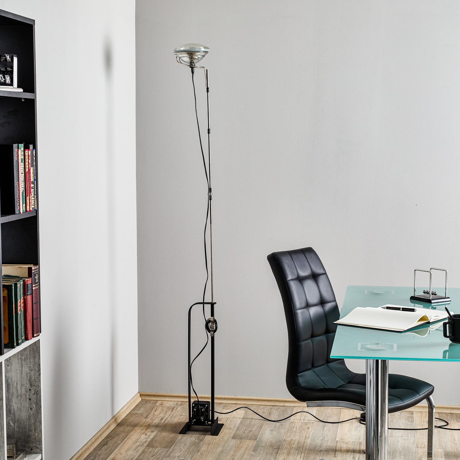 Gulvlampe Toio Limited Edition svart matt bakside