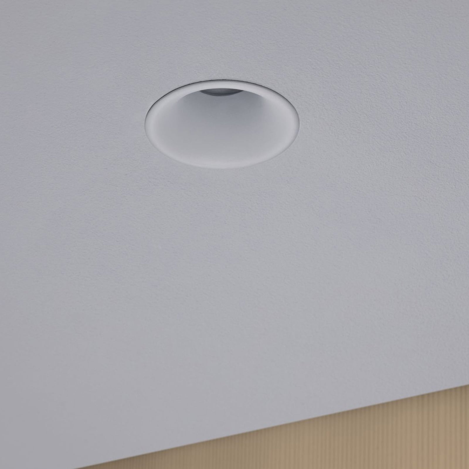 Innbyggingsspot Cymbal warmdim matt hvit montert i tak