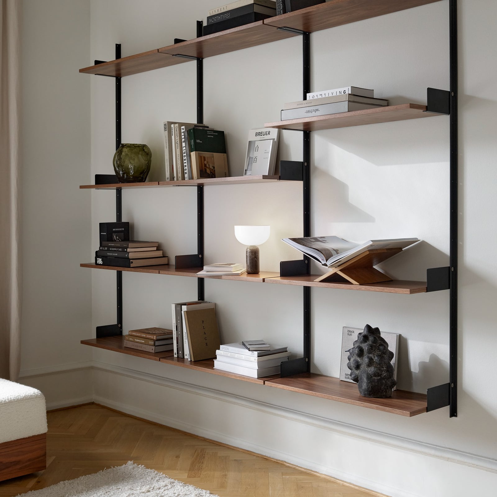 Detalj av Kizu oppladbar bordlampe Gris du Marais marmor dimbar metallknapp