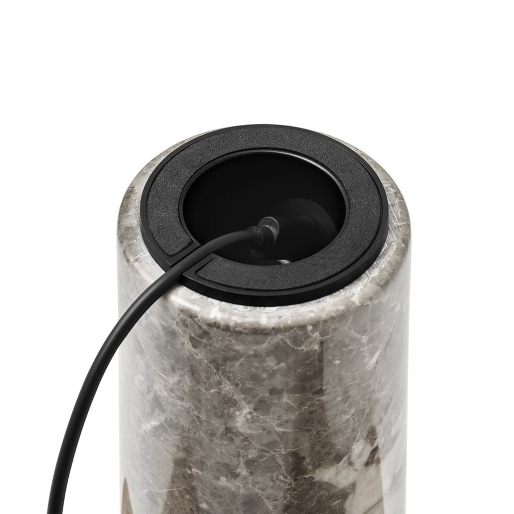 Nærbilde av Kizu oppladbar bordlampe Gris du Marais marmor dimbar base