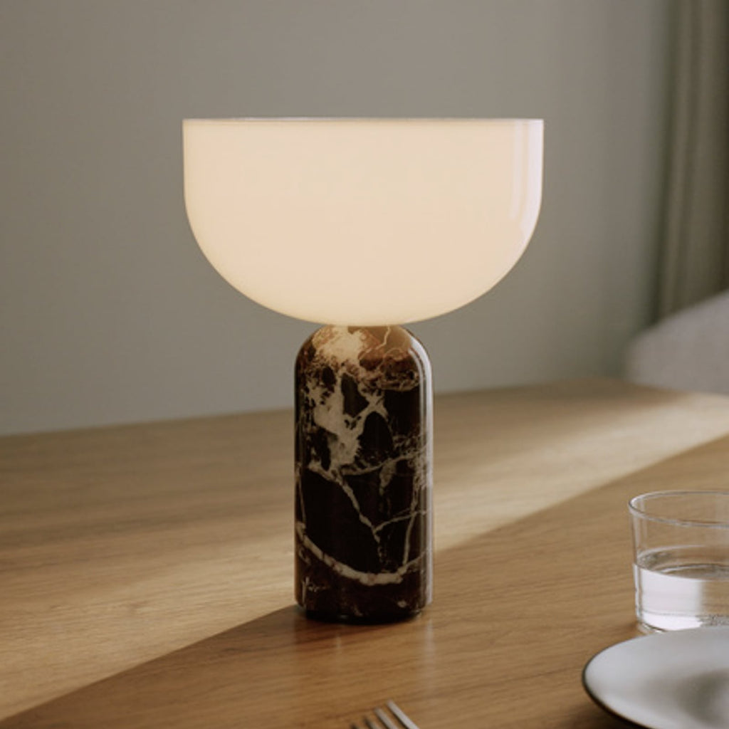 Kizu oppladbar bordlampe Rosso Levanto marmor dimbar detalj av knapp