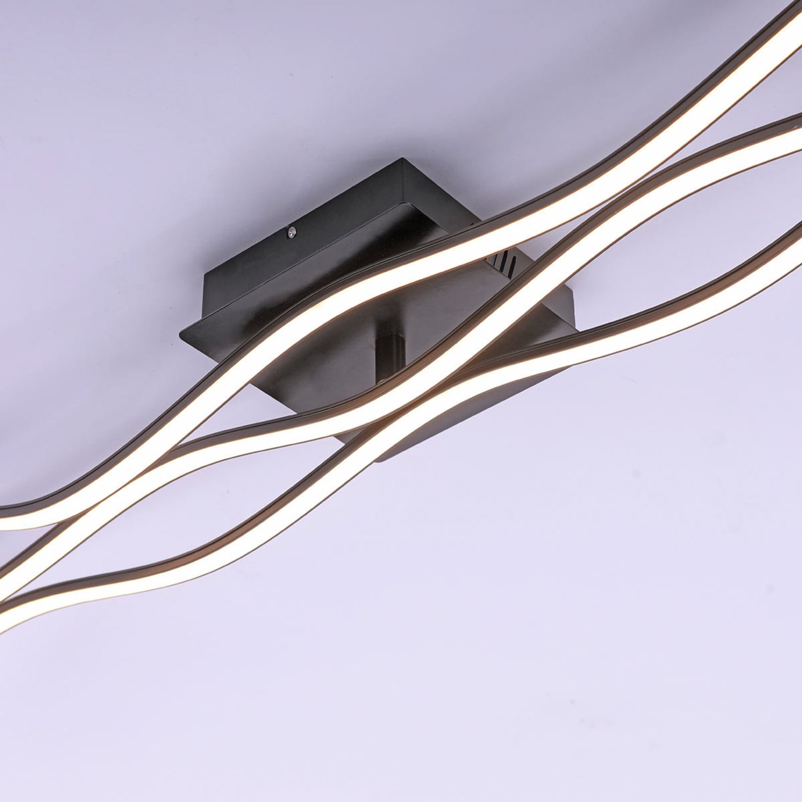 Lampeoppheng på LED taklampe Wave bølgeformet svart