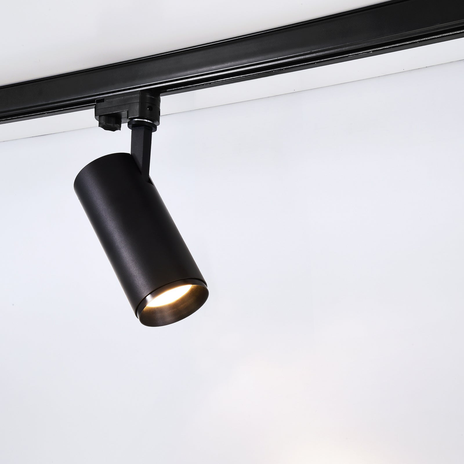 LED 3-fase skinnespot Lucea dimbar 15W CCT svart montert