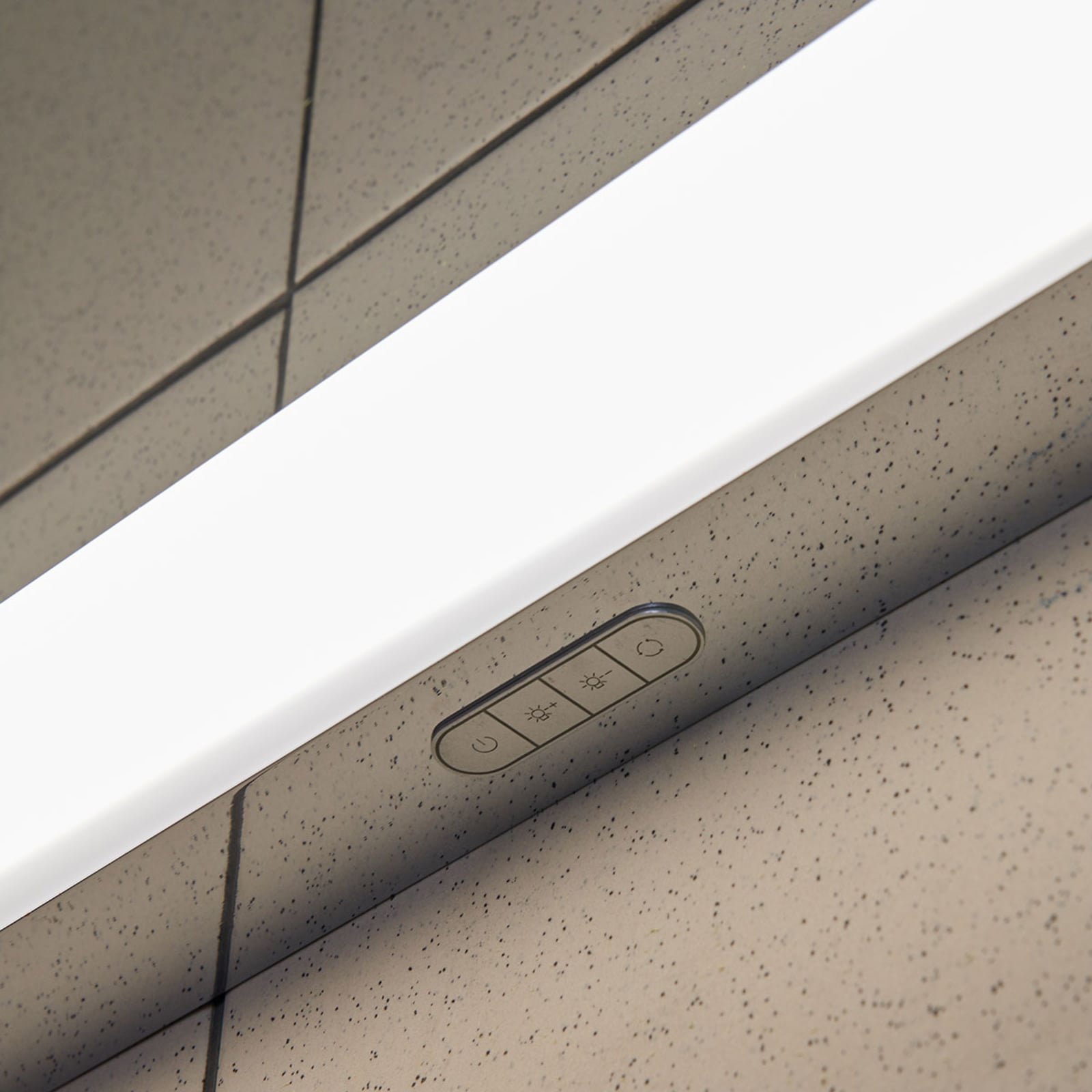 LED baderomslampe Jesko vegg dimbar CCT 33 cm IP44 sideprofil