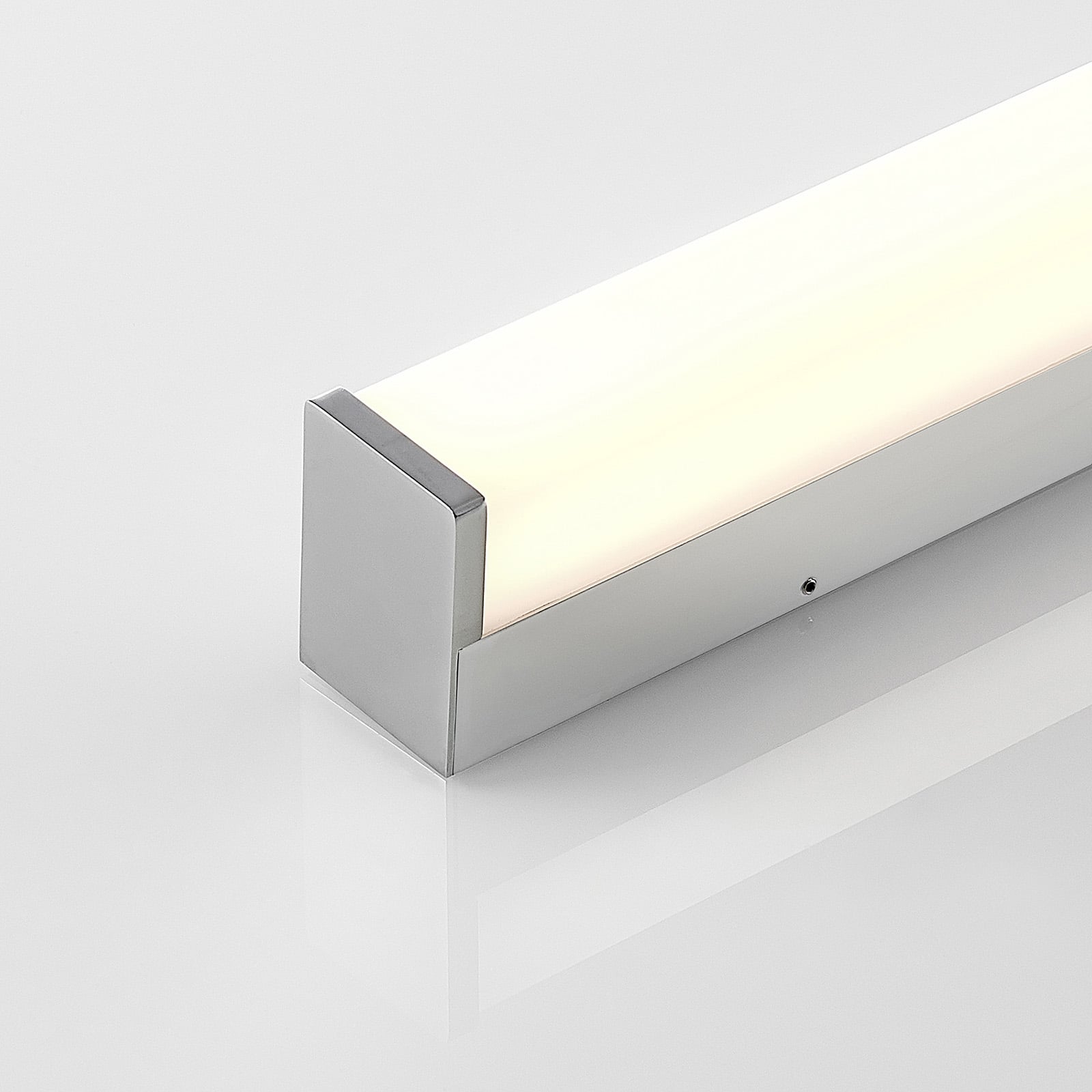 LED baderomslampe Klea krom 120 cm IP44 lys i bruk