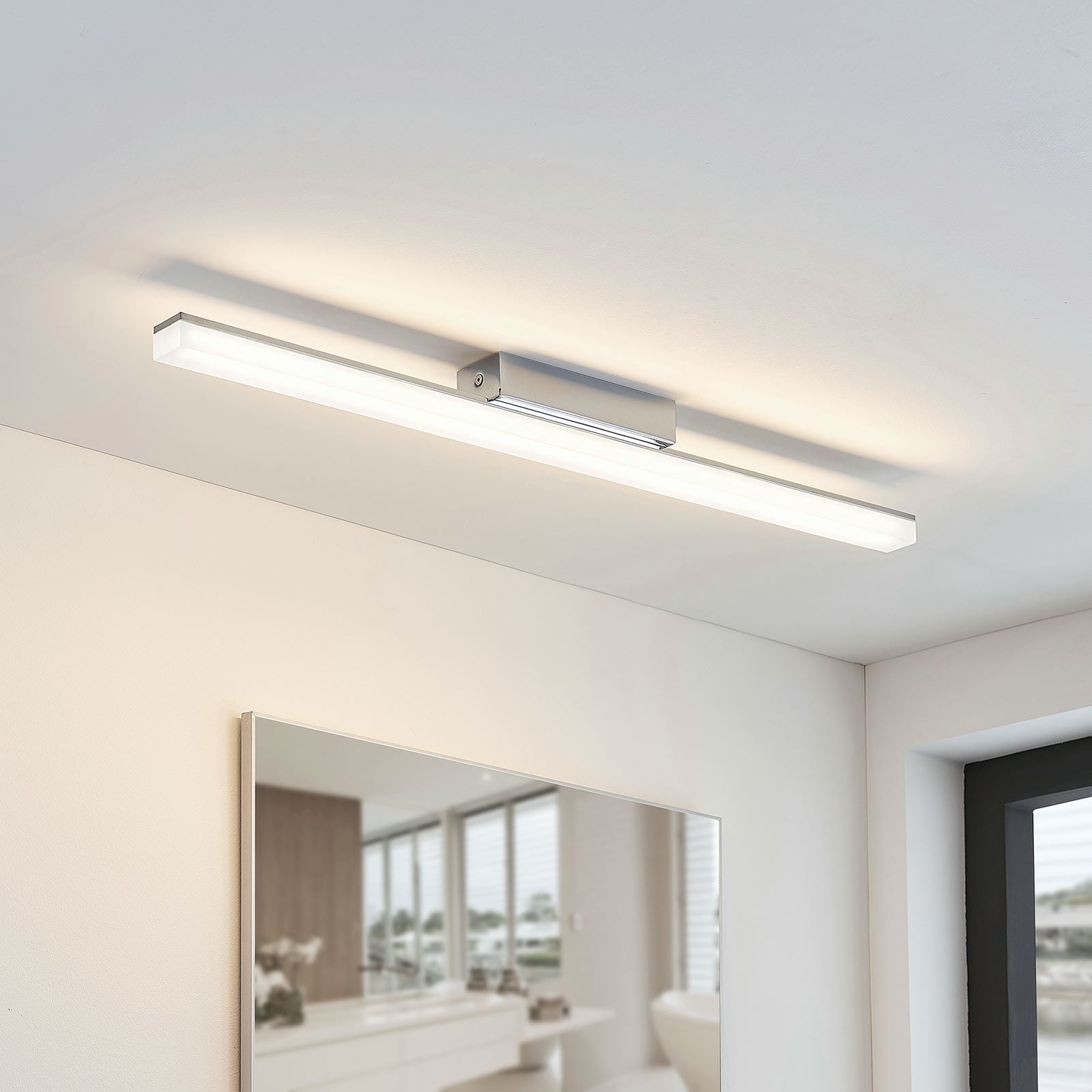 LED baderomslampe Levke akryl krom 75 cm dimbar IP44 montert på bad