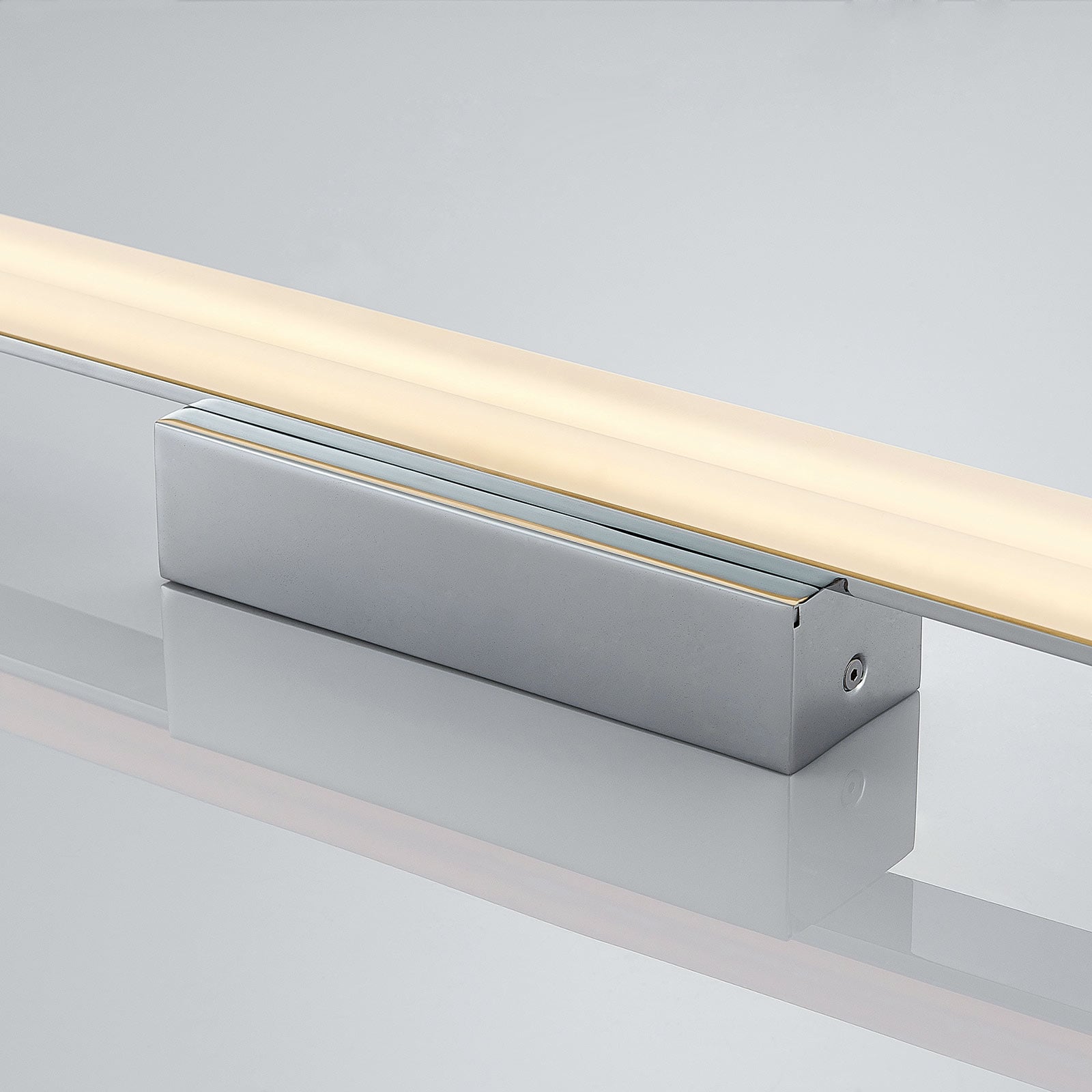 Lysstråling fra LED baderomslampe Levke dimbar krom/hvit 116 cm