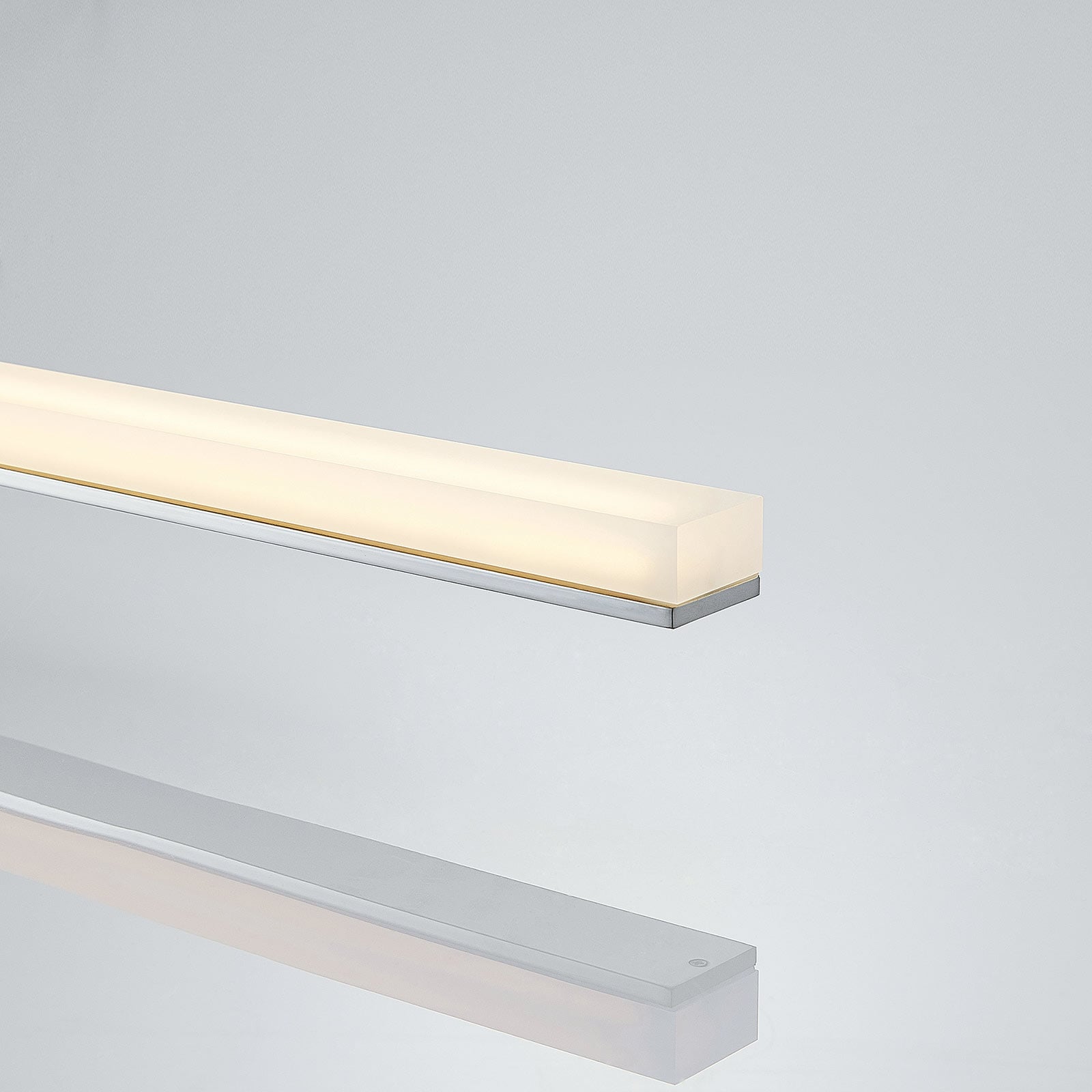 Sideprofil av LED baderomslampe Levke dimbar krom/hvit 116 cm