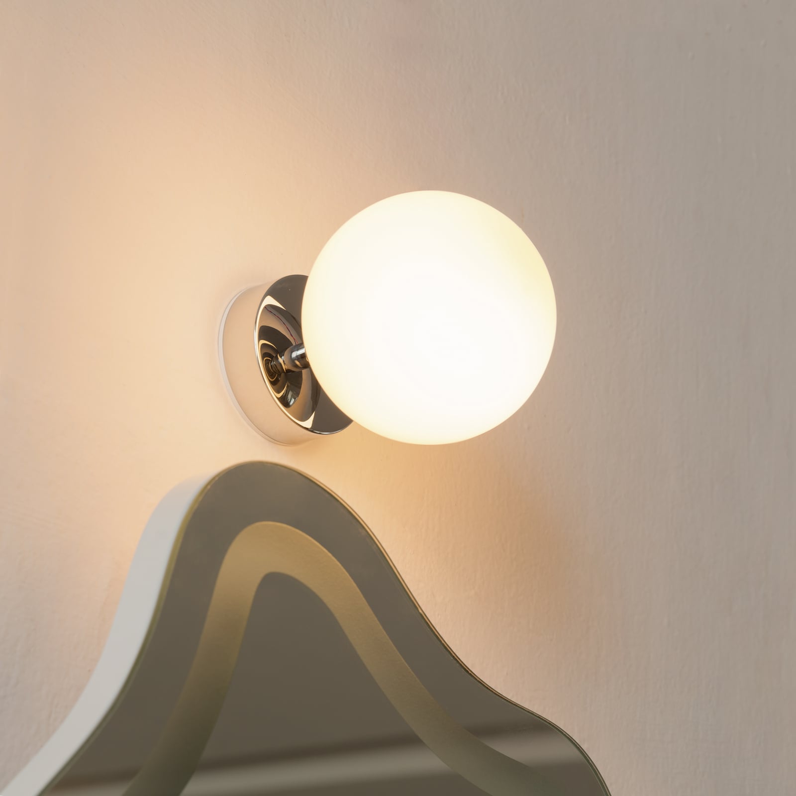 LED baderomslampe Maviris kuleformet glass krom forfra