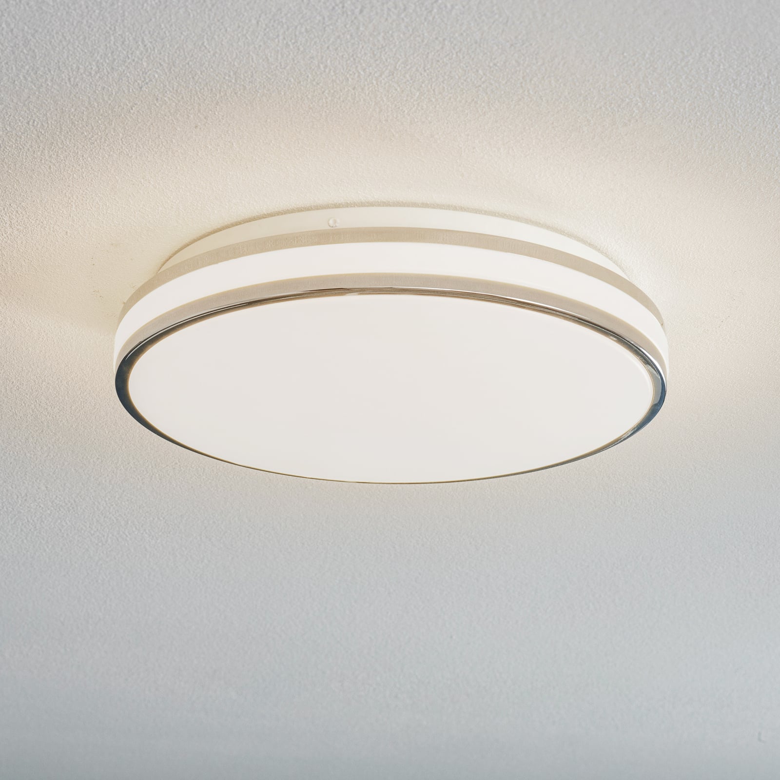 LED baderomslampe Sinovu krom sammenligning med annen lampe