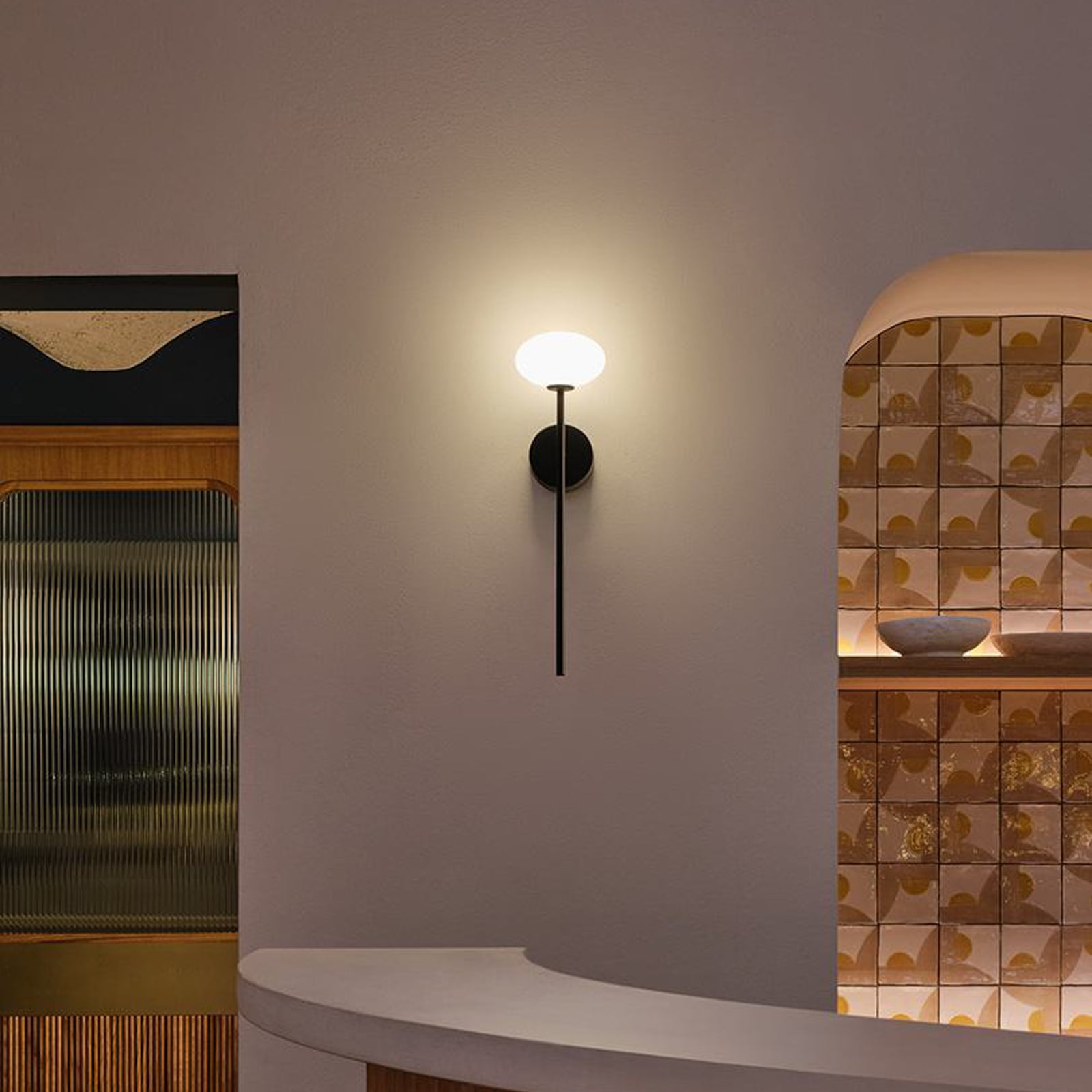 LED baderomsvegglampe Bloom svart opalglass IP44 H45 cm detalj av glass