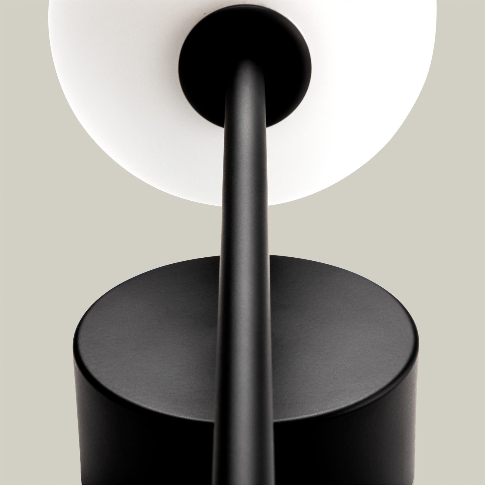 LED baderomsvegglampe Bloom svart opalglass IP44 H45 cm montert på vegg