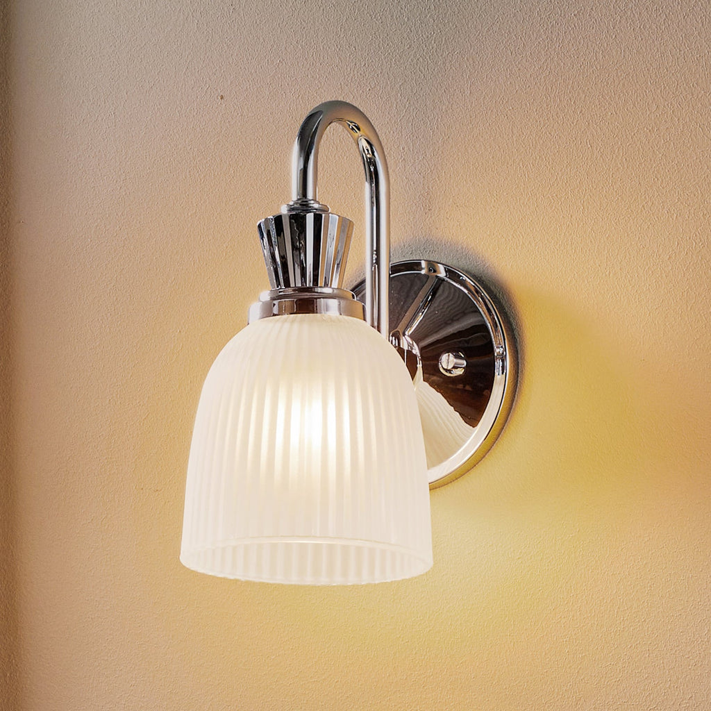 LED baderomsvegglampe Cora med glasskjerm G9 IP44 forfra