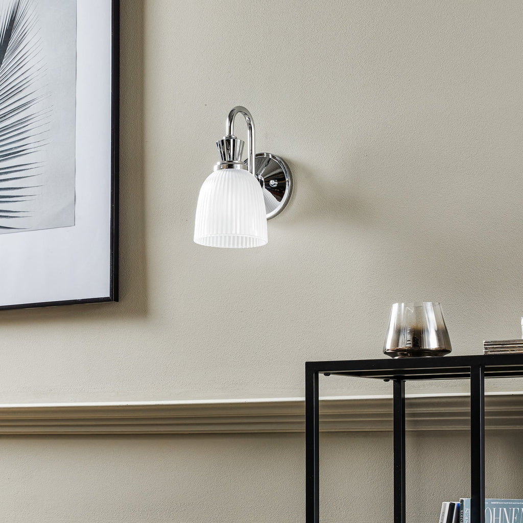 Detalj av glasskjerm på LED baderomsvegglampe Cora med glasskjerm G9 IP44