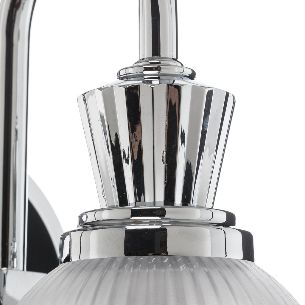 Nærbilde av LED lyspære i LED baderomsvegglampe Cora med glasskjerm G9 IP44